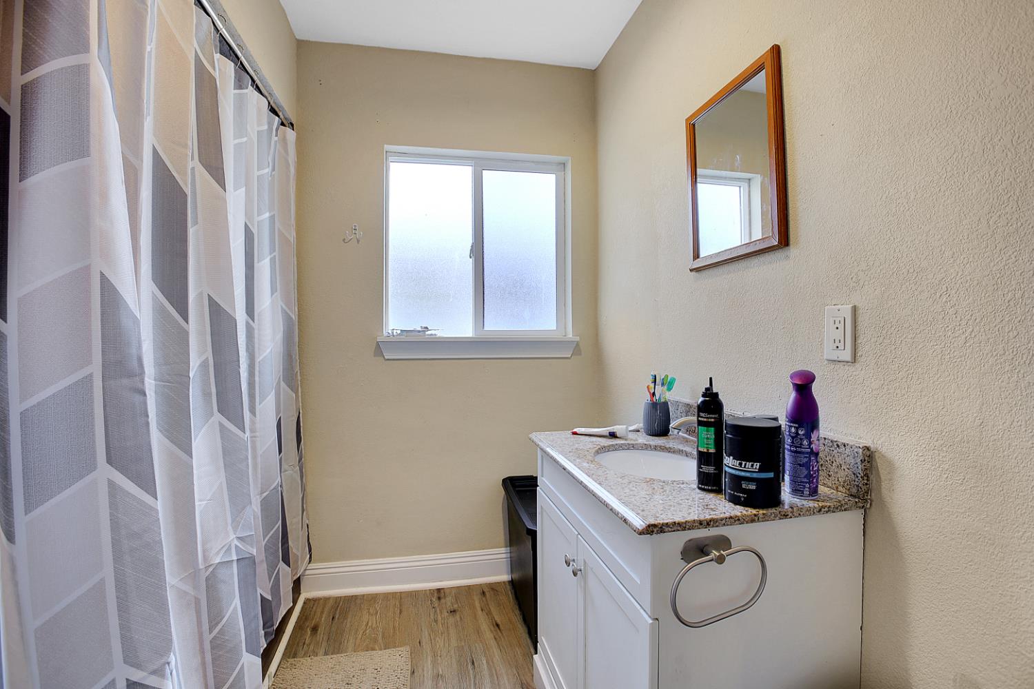 Sacramento, California, 95820, United States, 3 Bedrooms Bedrooms, ,2 BathroomsBathrooms,Residential,For Sale,1993512