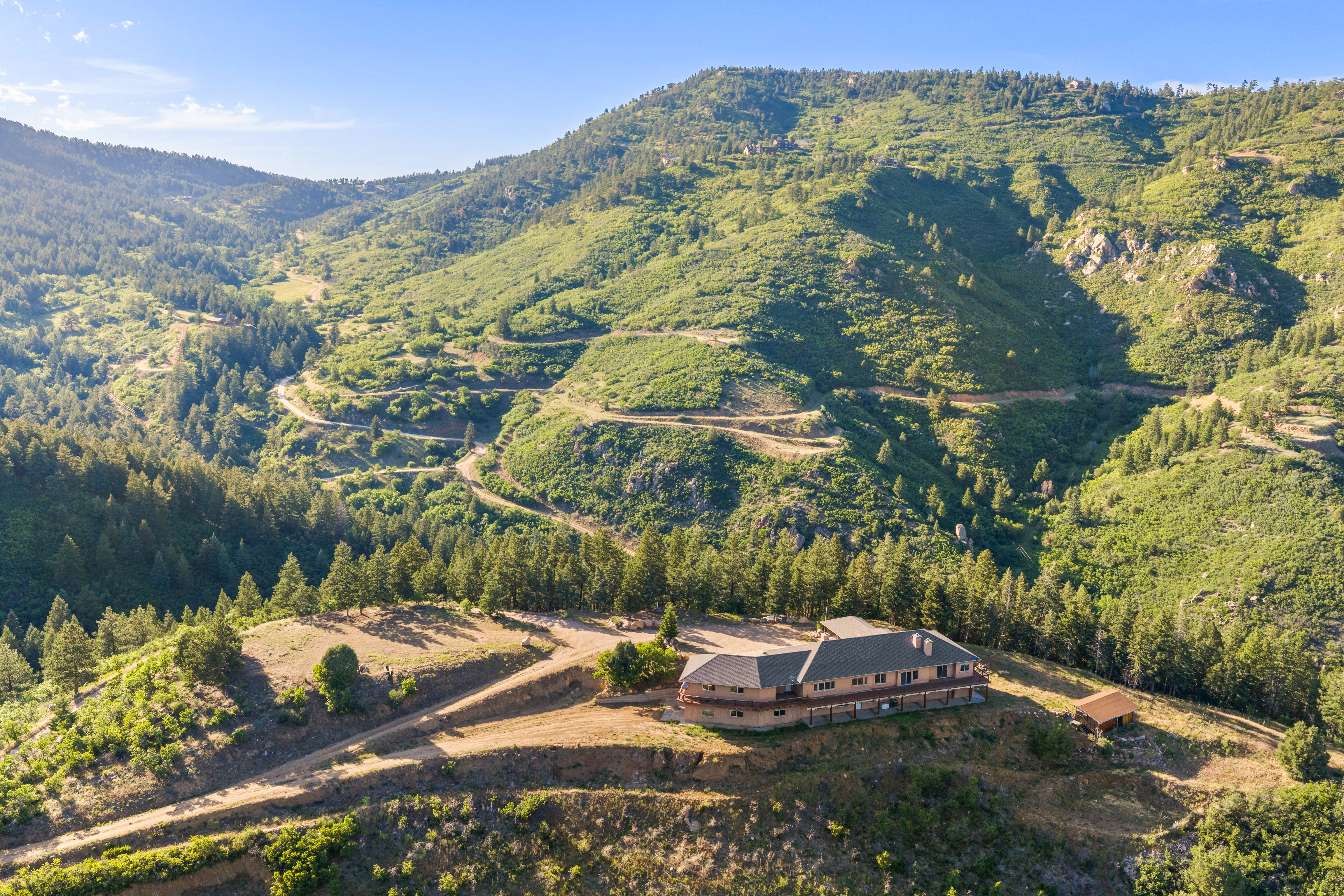  Rare 40-Acre Mountain Retreat with Panoramic Views & 11 Garages - 物件實景