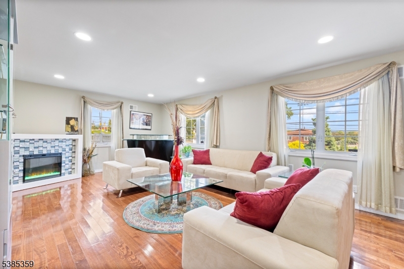 Wayne Twp., New Jersey, 07470, United States, 5 Bedrooms Bedrooms, ,3 BathroomsBathrooms,Residential,For Sale,1947958