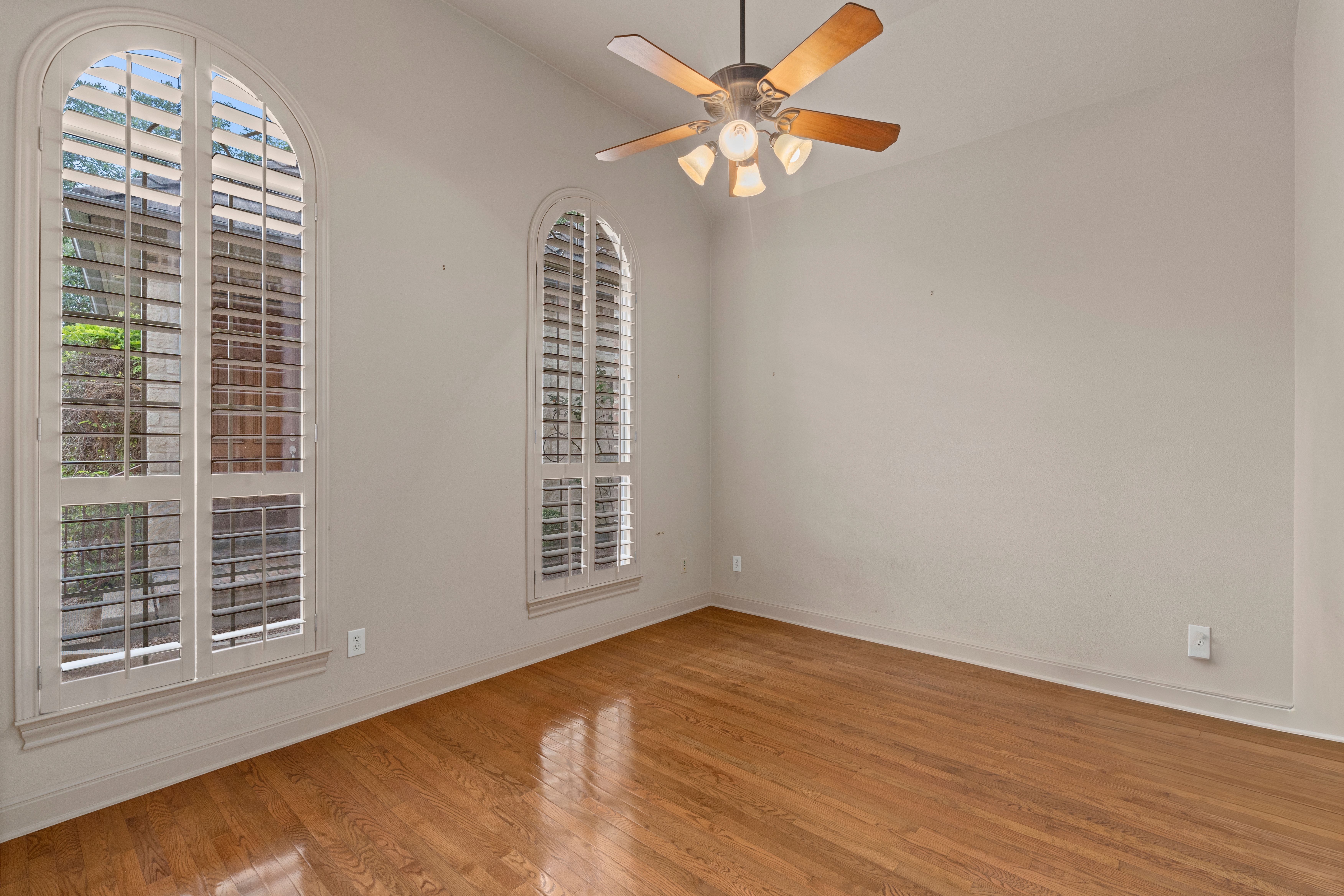  Stunning Single-Story Retreat on Greenbelt - 物件實景