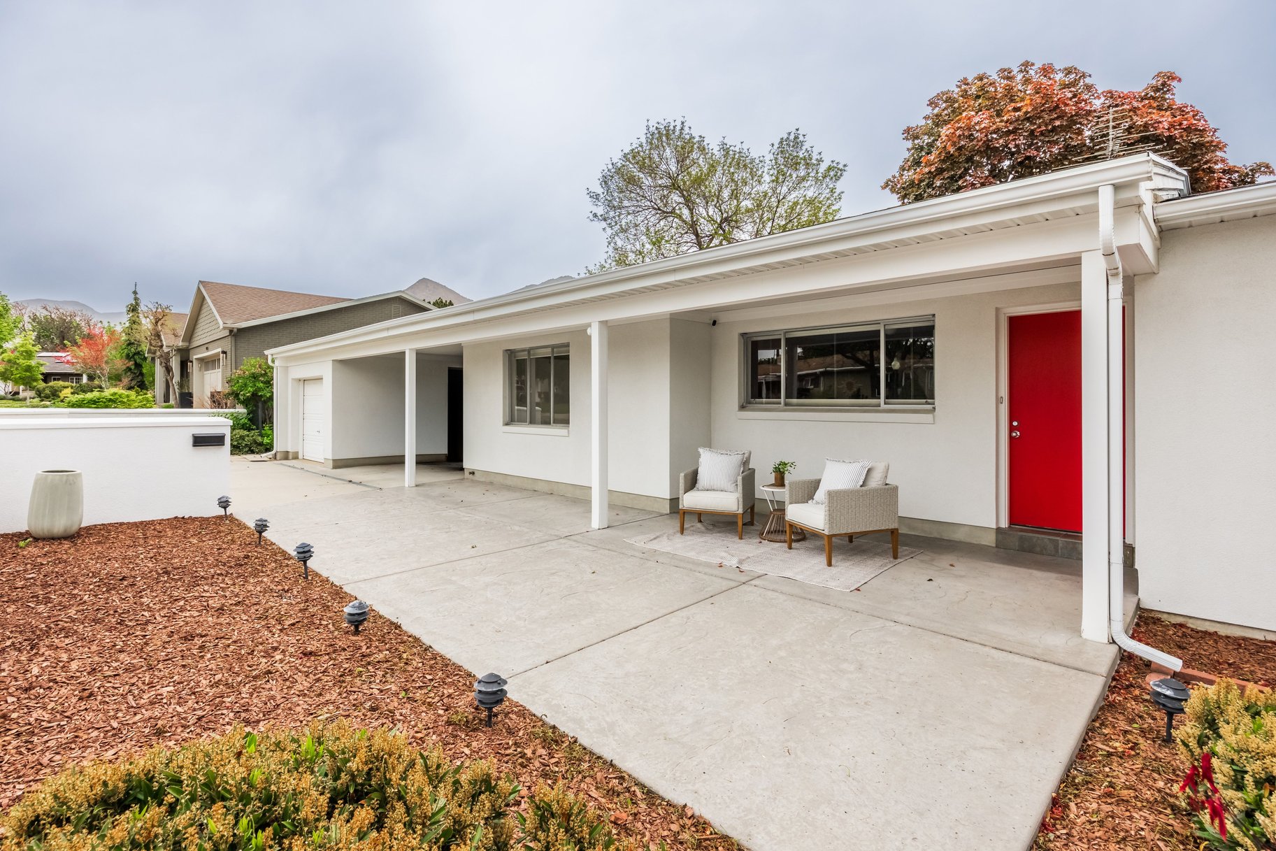  Elegant Contemporary Rambler in Sought After Neighborhood - 物件實景
