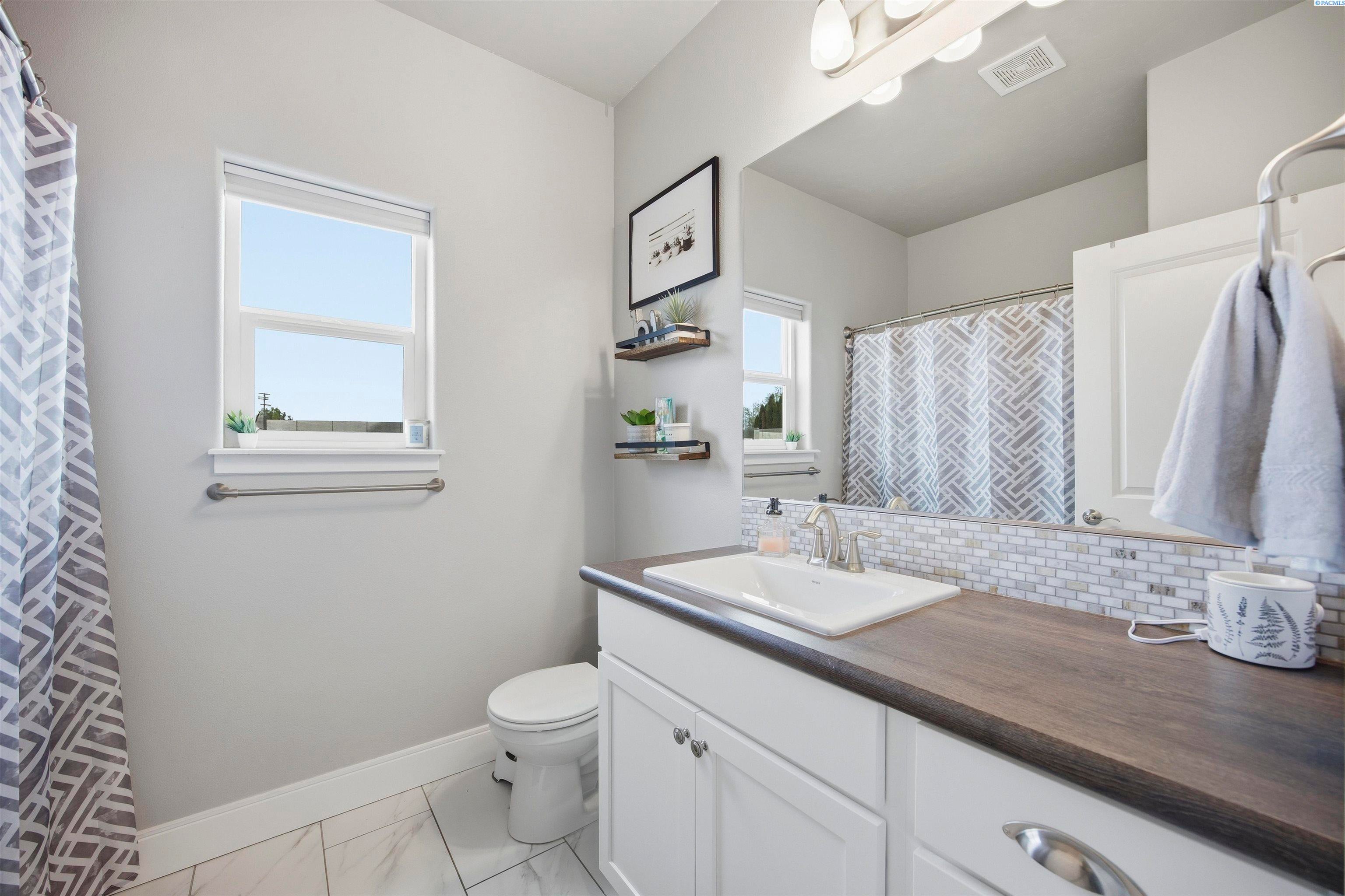 Pasco, Washington, 99301, United States, 4 Bedrooms Bedrooms, ,2 BathroomsBathrooms,Residential,For Sale,2036931