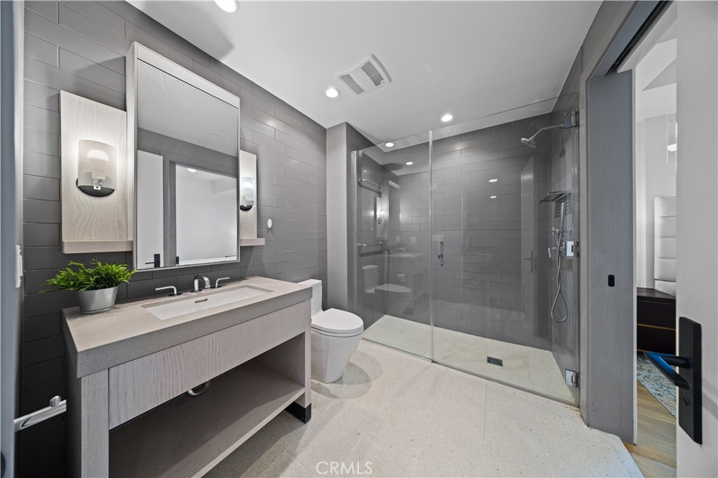 Los Angeles, California, 90024, United States, 2 Bedrooms Bedrooms, ,2 BathroomsBathrooms,Residential,For Sale,1746972