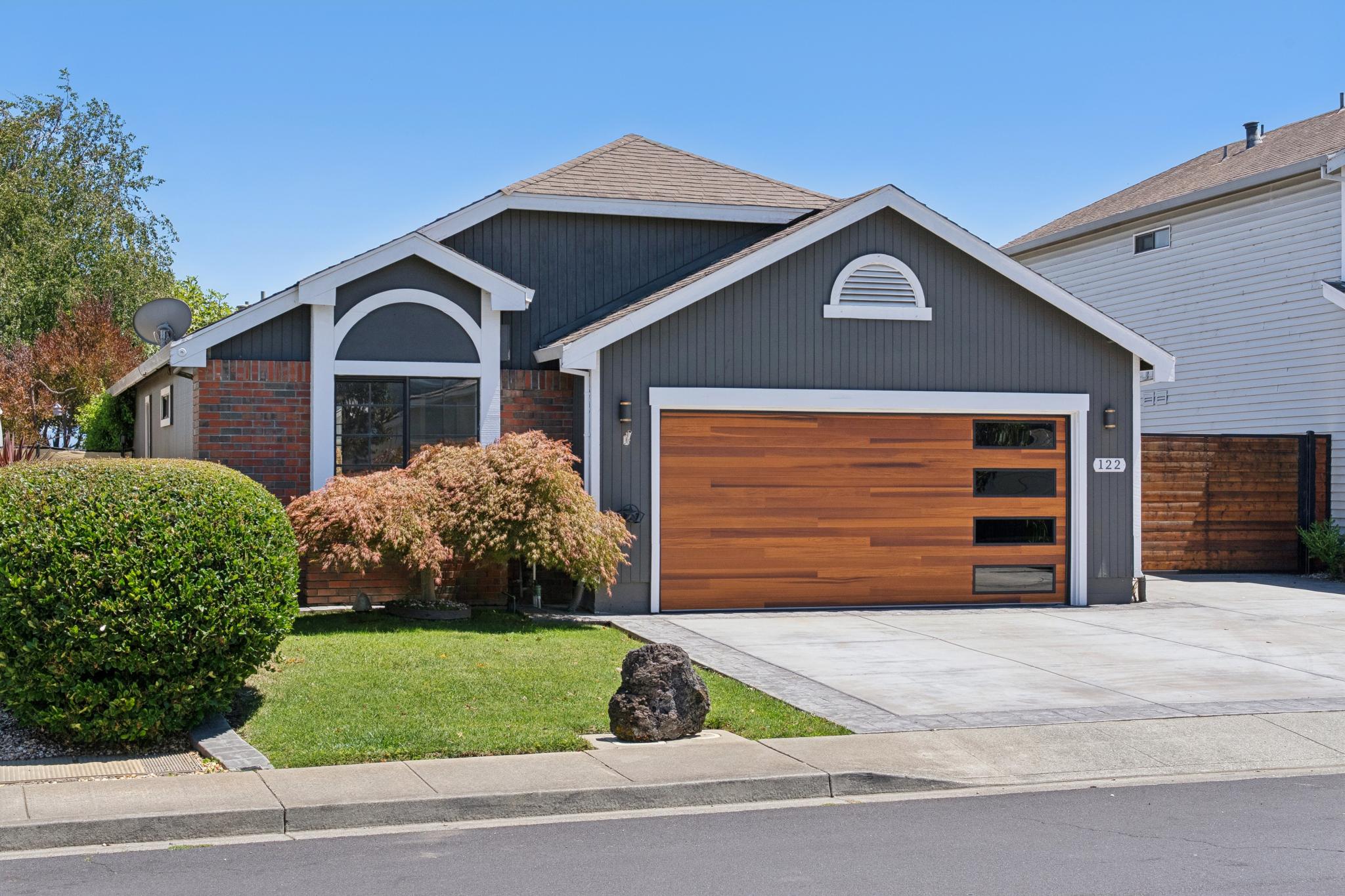  Beautifully Updated Home with Stunning Water Views - 物件實景