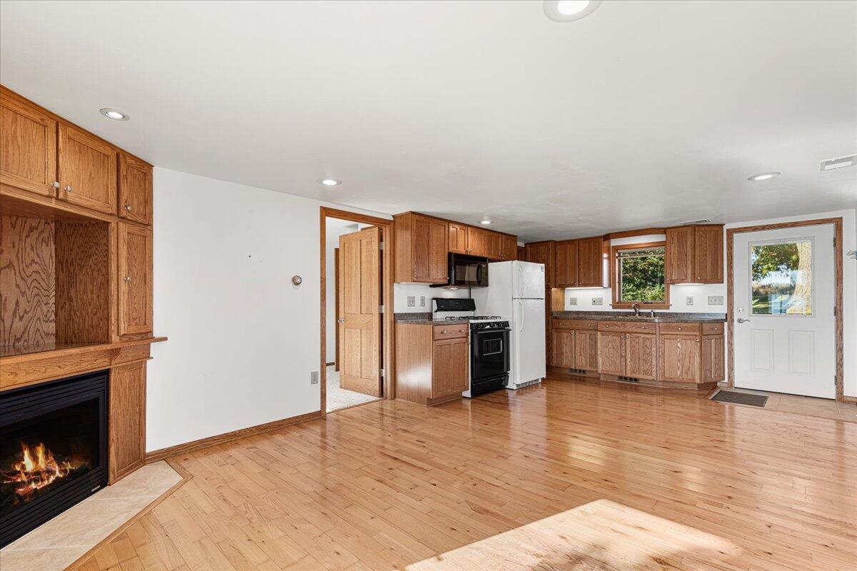 Osceola, Wisconsin, 53010, United States, 1 Bedroom Bedrooms, ,1 BathroomBathrooms,Residential,For Sale,1962522