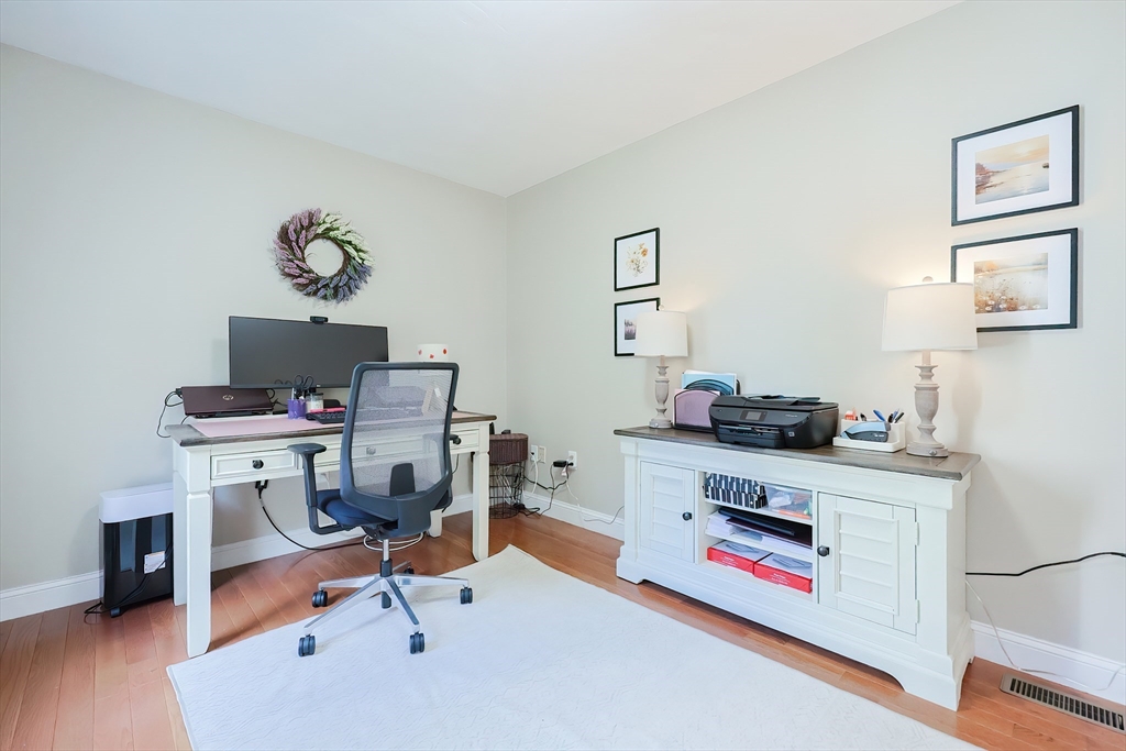 Northbridge, Massachusetts, 01534, United States, 4 Bedrooms Bedrooms, ,2 BathroomsBathrooms,Residential,For Sale,1977320