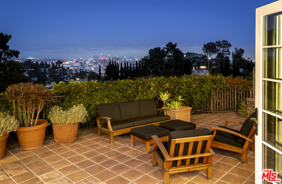 Los Angeles, California, 90068, United States, 4 Bedrooms Bedrooms, ,5 BathroomsBathrooms,Residential,For Sale,1910908