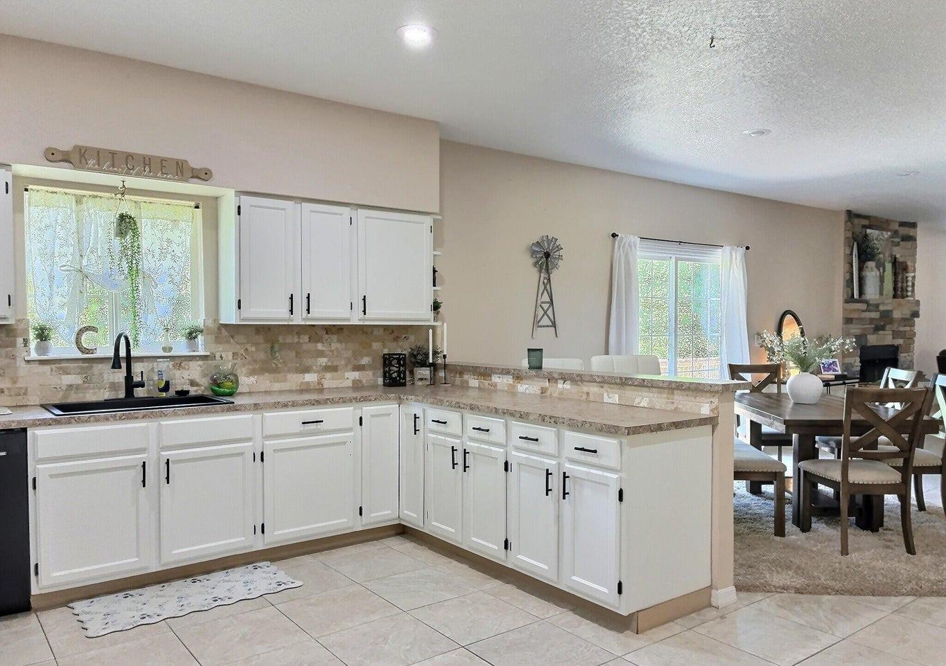 Hawthorne, Florida, 32640, United States, 5 Bedrooms Bedrooms, ,2 BathroomsBathrooms,Residential,For Sale,1903674