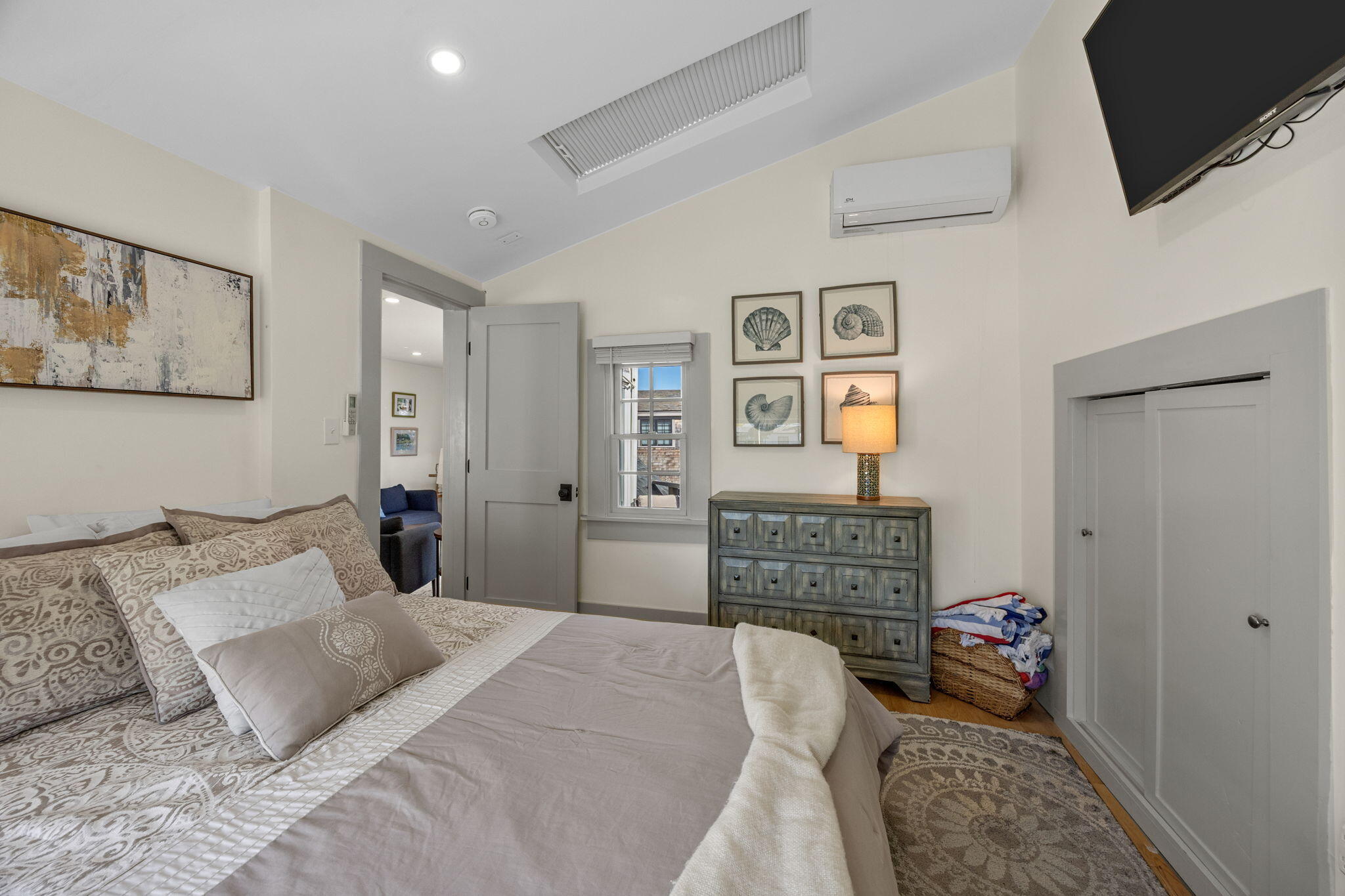  Soaring Ceilings, Two Private Decks & a Fresh Take on East End Living - 物件實景