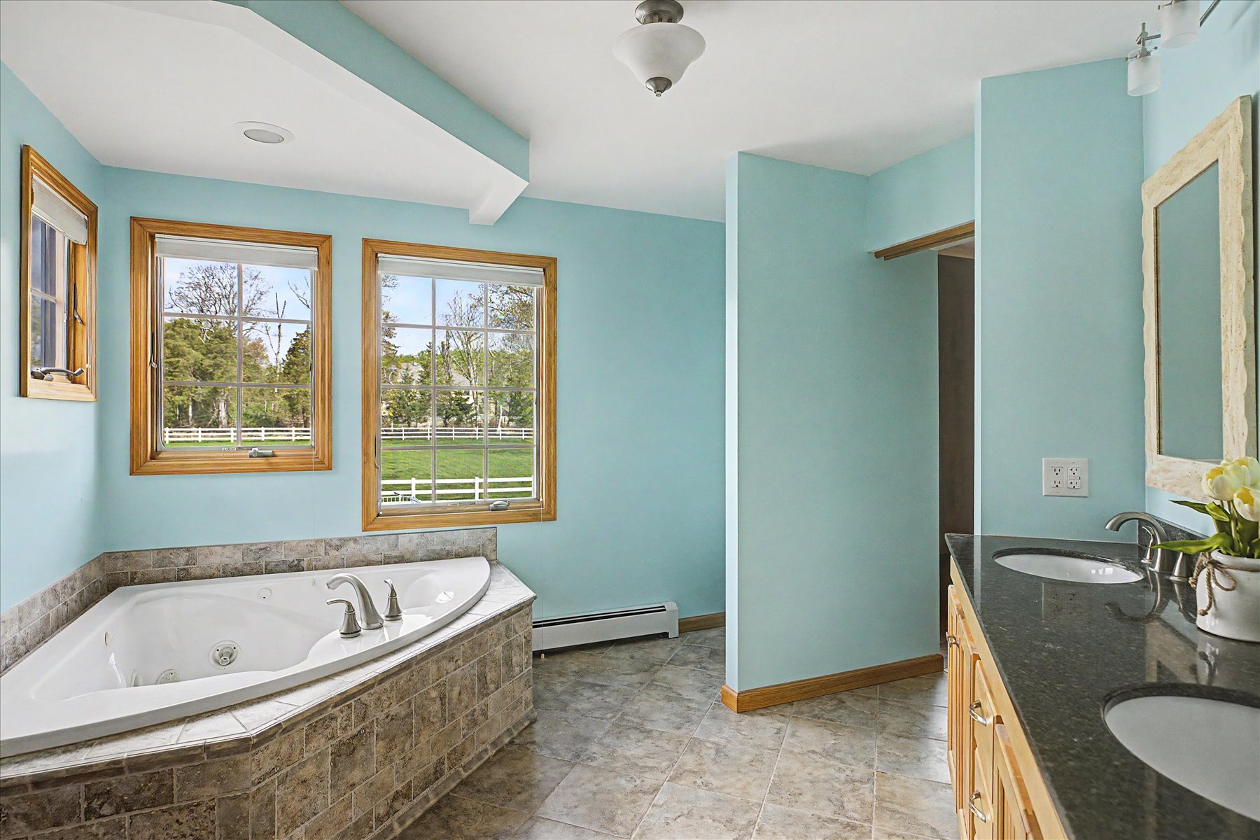  Well Maintained Colonial Home with Exceptional Equestrian Property - 物件實景