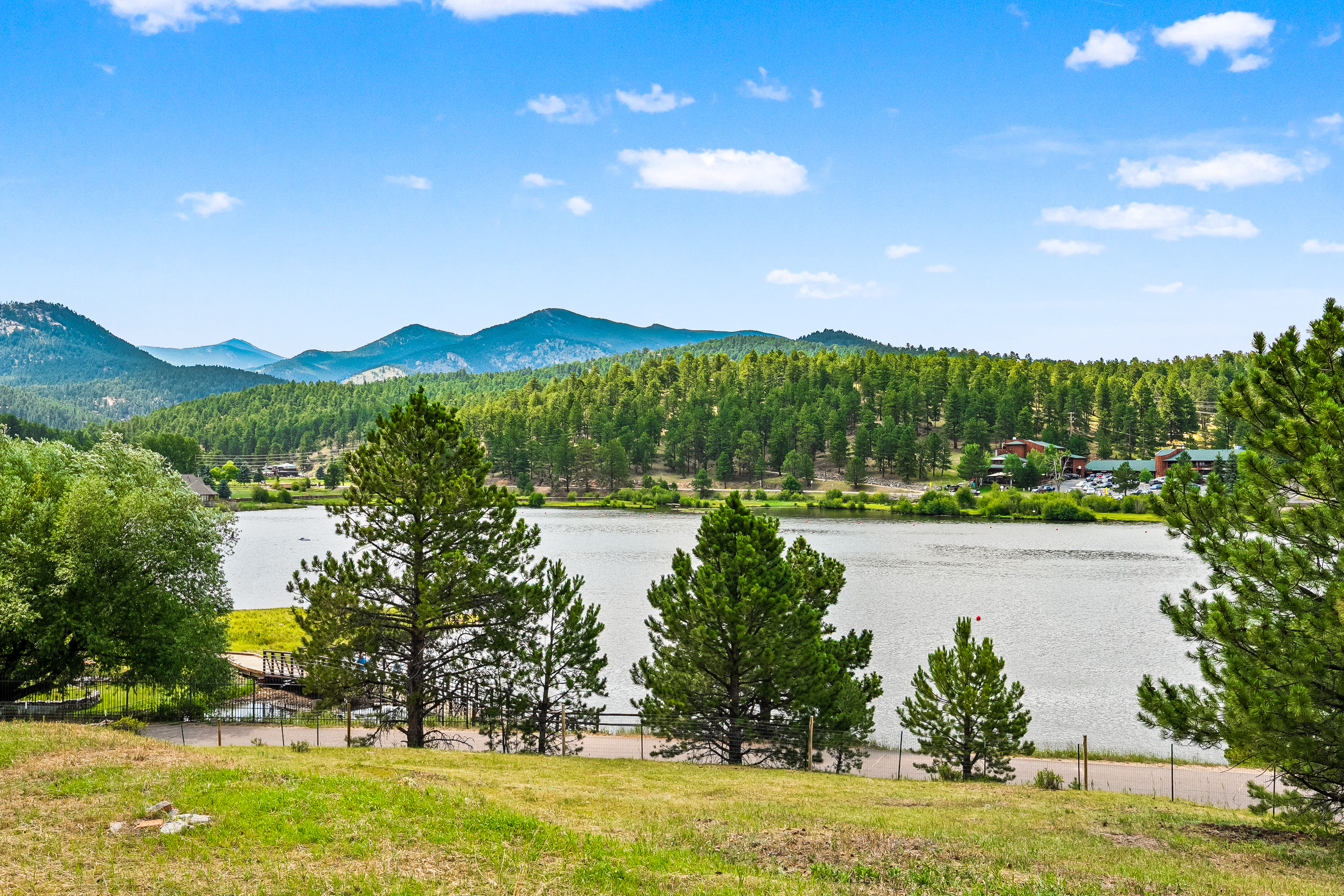  Rare Opportunity to Own 2 Homes Just Steps Away from Coveted Evergreen Lake - 物件實景