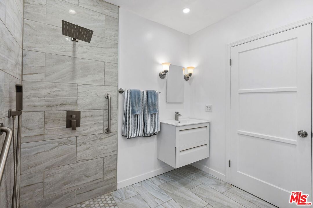 Santa Monica, California, 90405, United States, 2 Bedrooms Bedrooms, ,1 BathroomBathrooms,Residential,For Sale,1988131