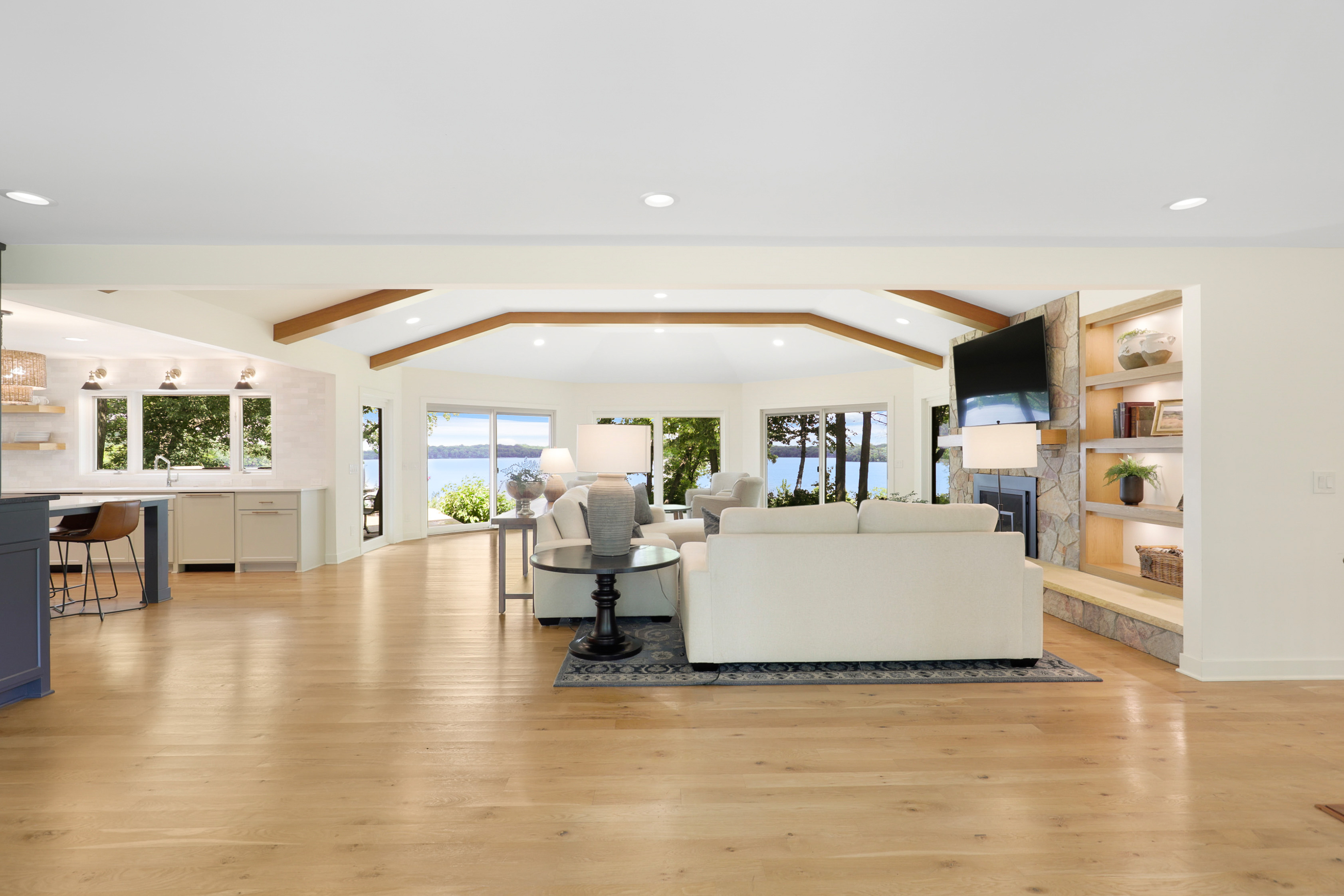  Lakeside Luxury with Timeless Charm and Modern Touches - 物件實景