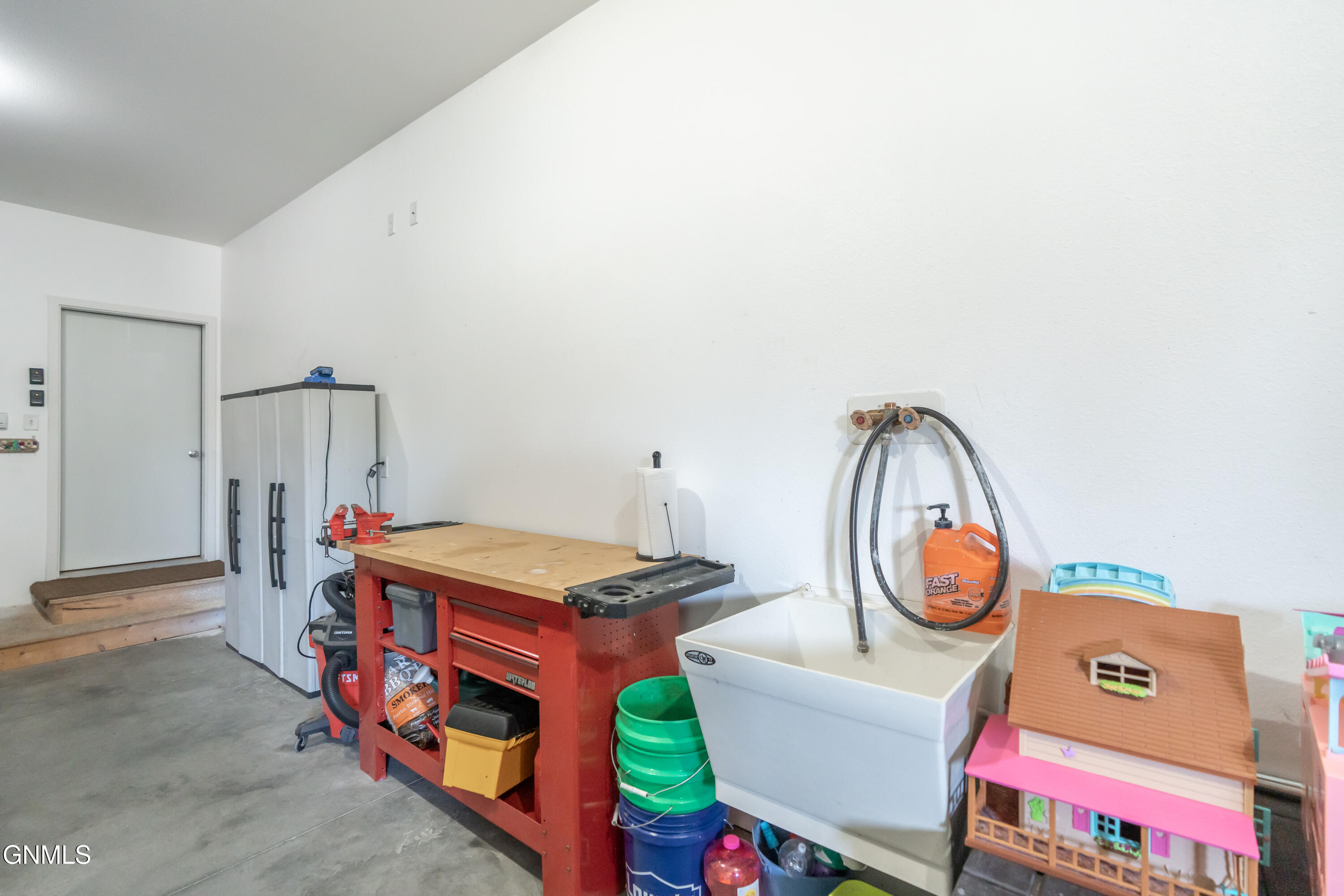 Bismarck, North Dakota, 58504, United States, 5 Bedrooms Bedrooms, ,2 BathroomsBathrooms,Residential,For Sale,1986096