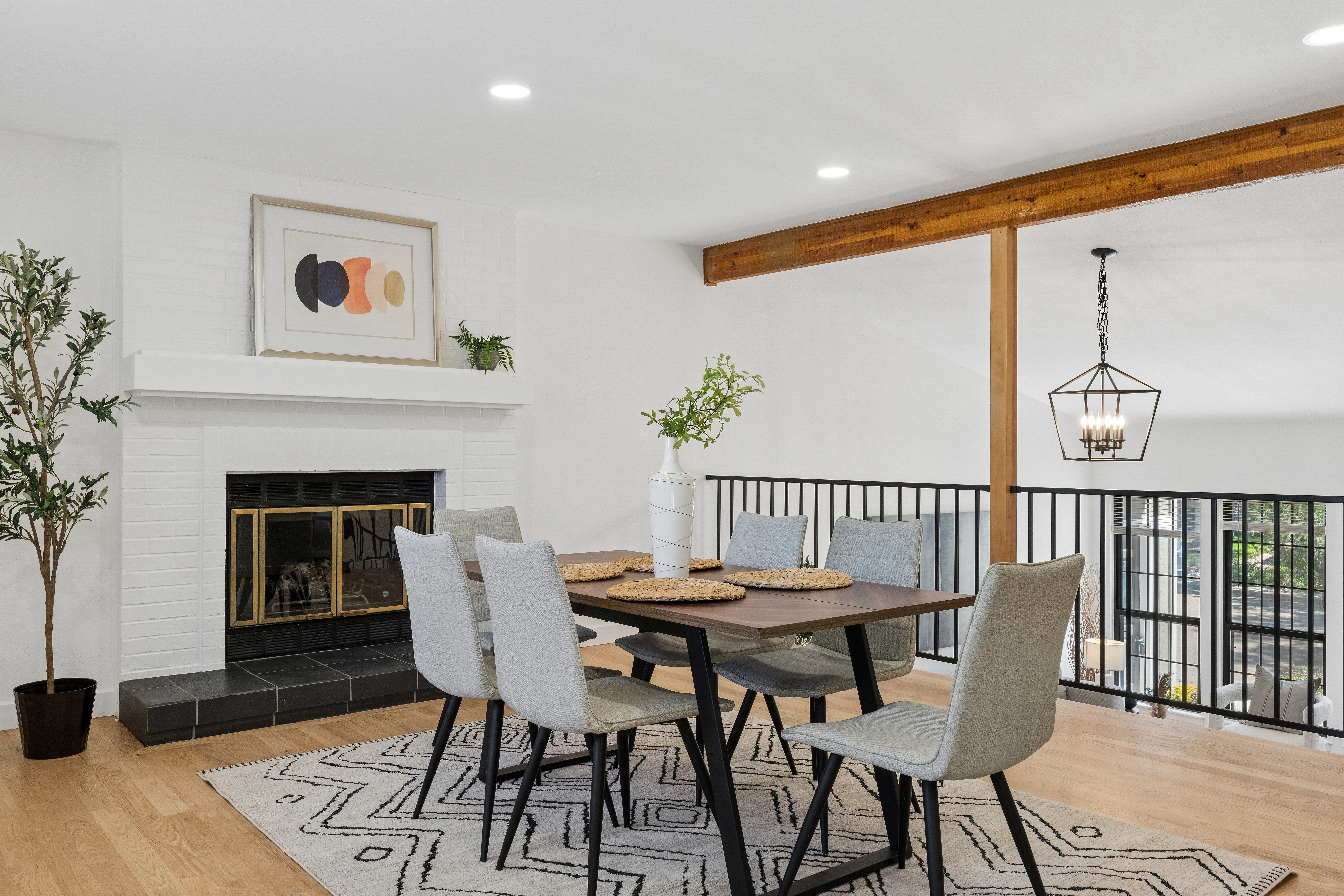  Completely reimagined, refreshed, and ready, this charming home on quiet street - 物件實景