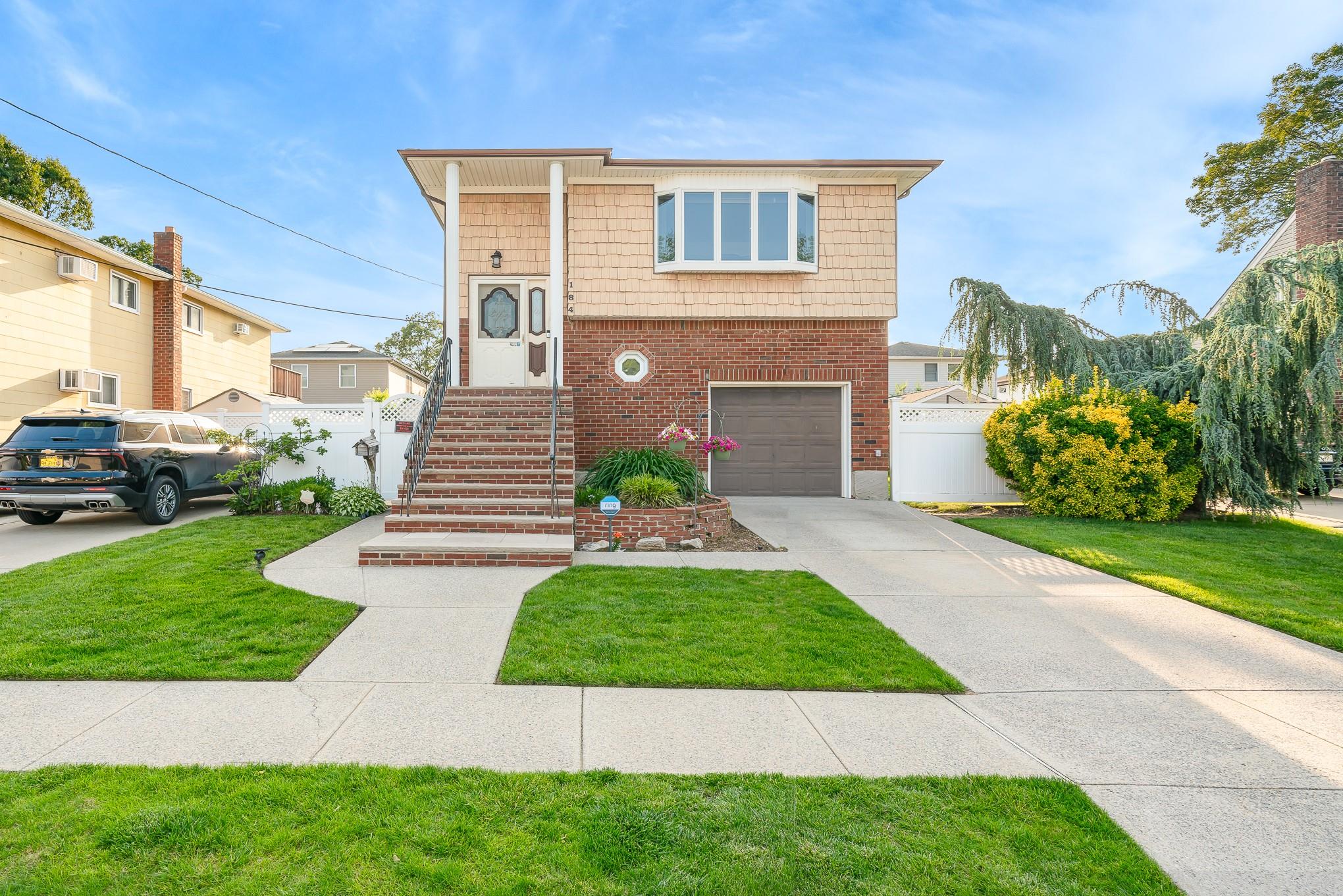 Franklin Square, New York, 11010, United States, 5 Bedrooms Bedrooms, ,2 BathroomsBathrooms,Residential,For Sale,1974579