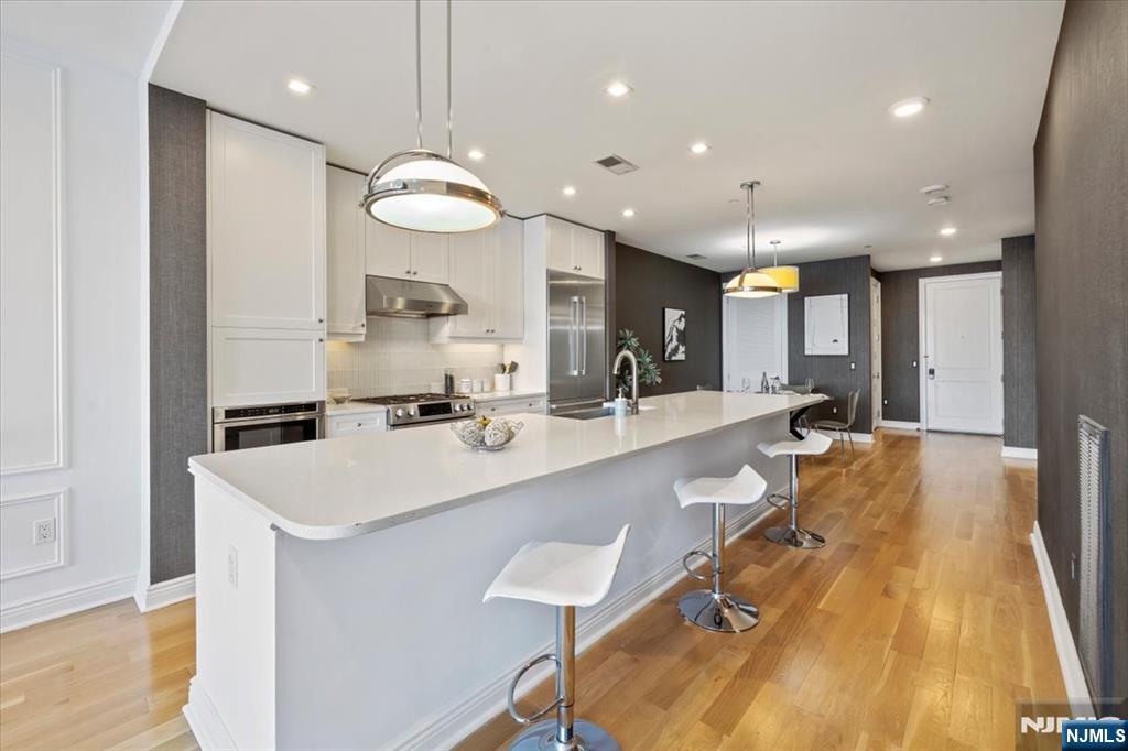 Edgewater, New Jersey, 07020, United States, 2 Bedrooms Bedrooms, ,2 BathroomsBathrooms,Residential,For Sale,1849063