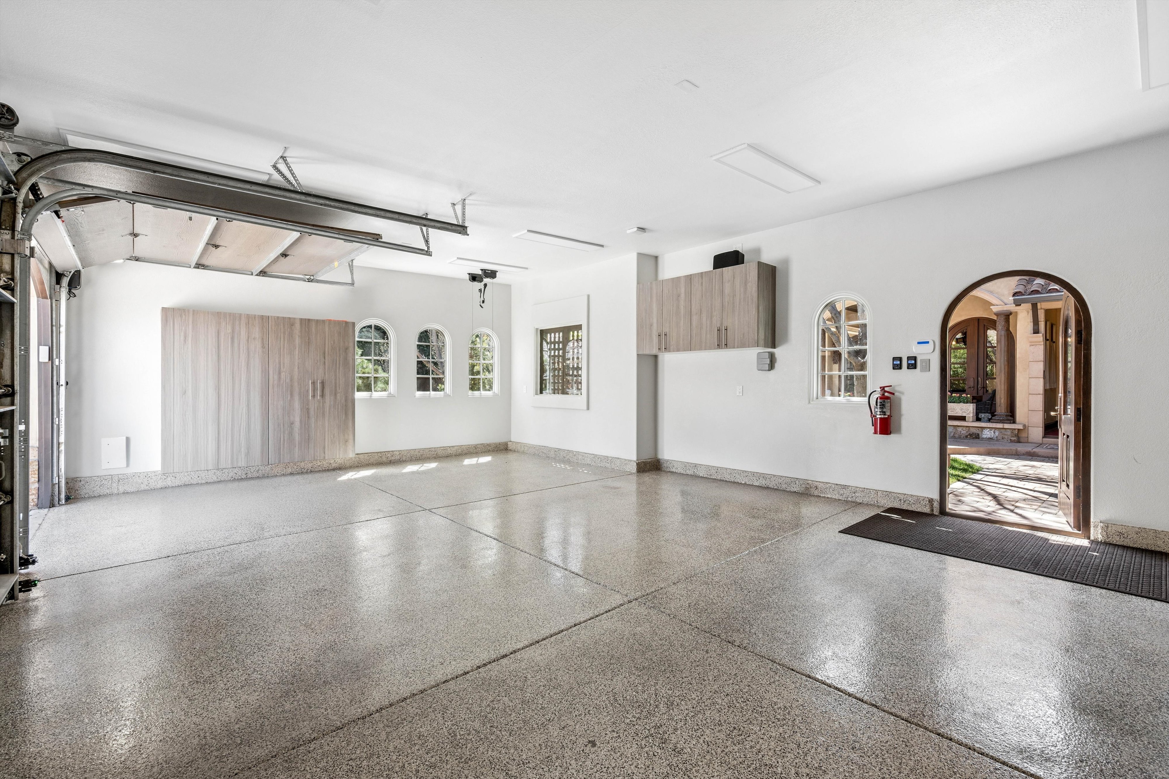  Rare Spanish Colonial Revival Home in One of Observatory Park - 物件實景