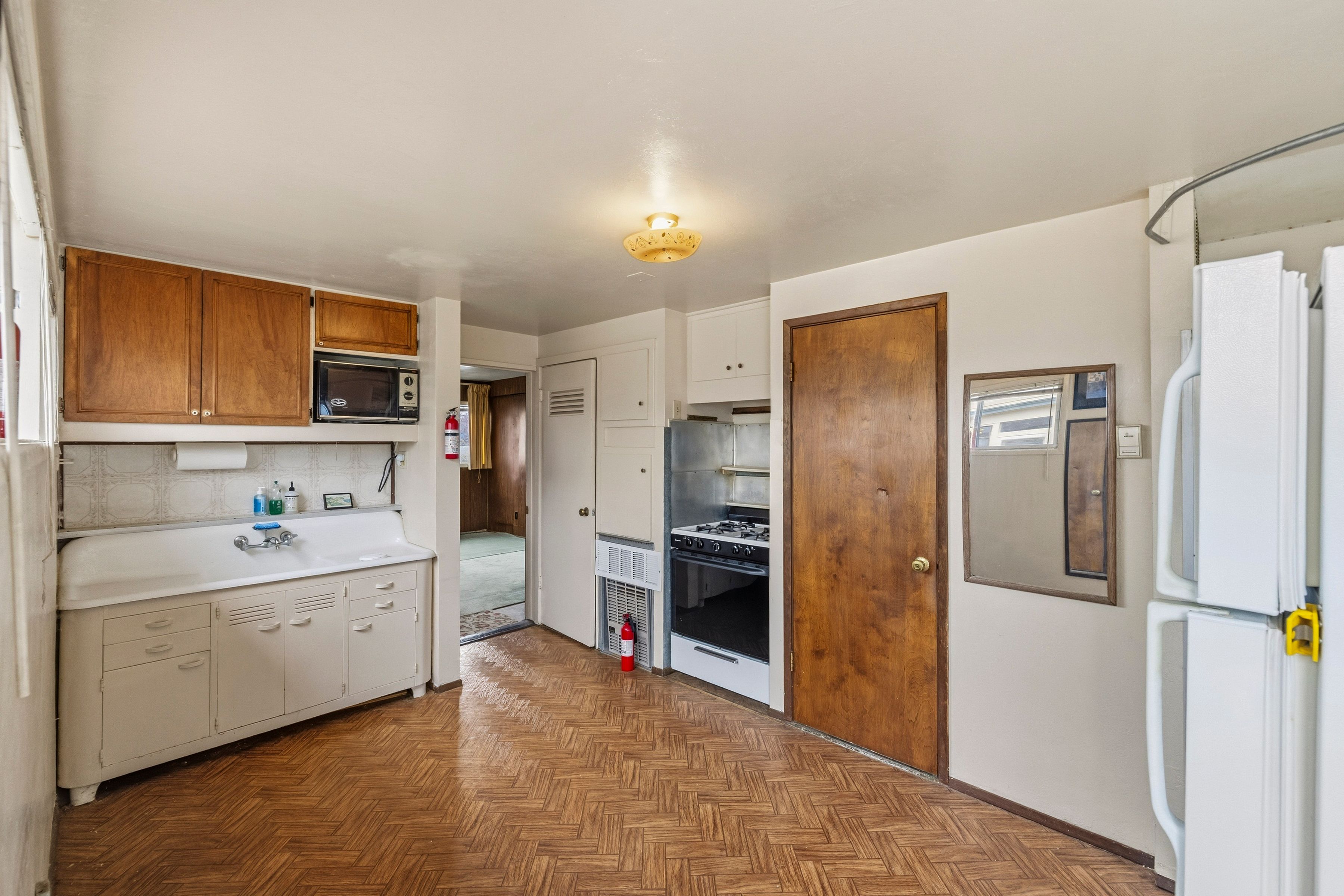  947 West Franklin Street - 物件實景