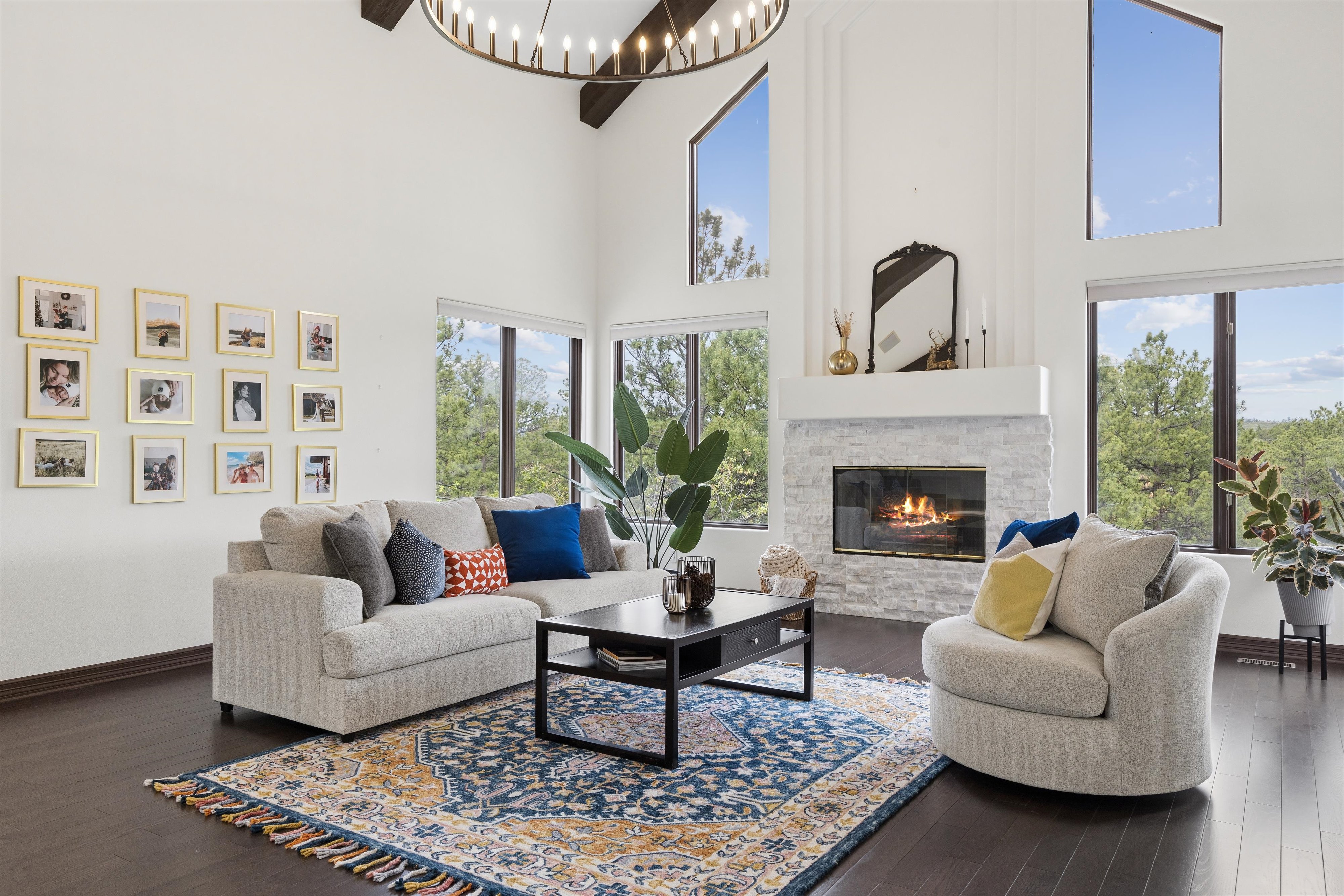  Remodeled 4 Bed 6 Bath Residence Offering Mountain, Sunset Views & Privacy - 物件實景
