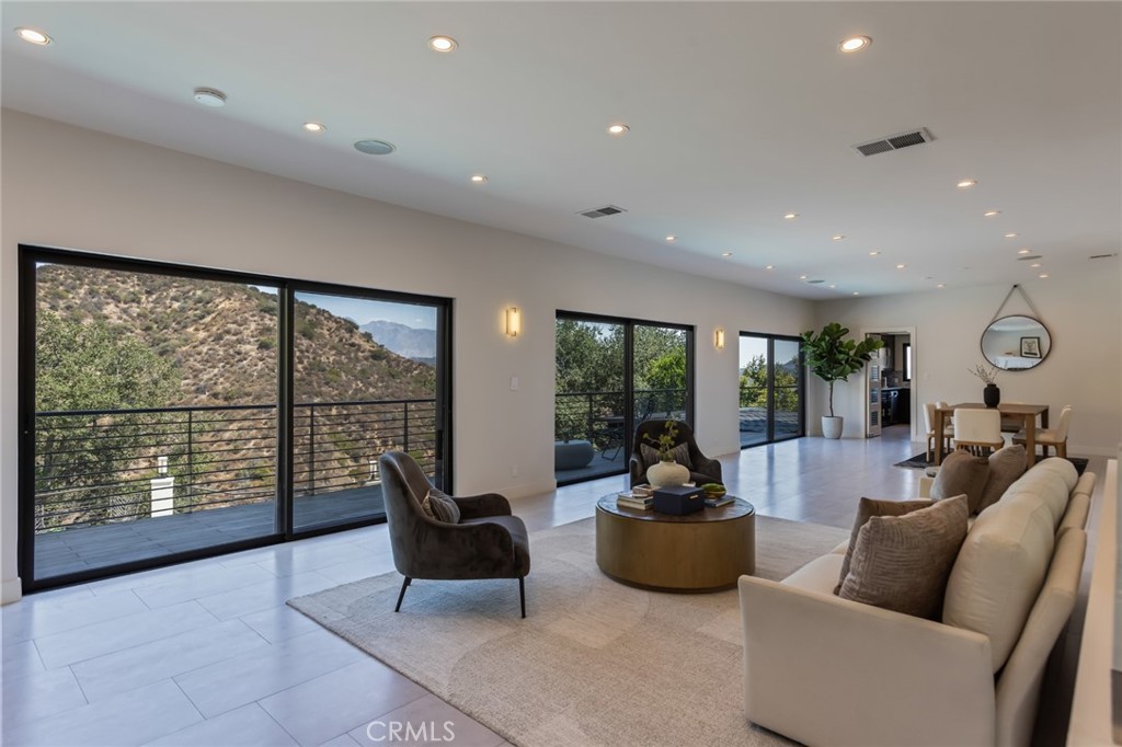 Glendale, California, 91207, United States, 4 Bedrooms Bedrooms, ,5 BathroomsBathrooms,Residential,For Sale,1934698