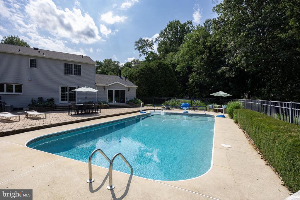 Cream Ridge, New Jersey, 08514, United States, 4 Bedrooms Bedrooms, ,3 BathroomsBathrooms,Residential,For Sale,1902972