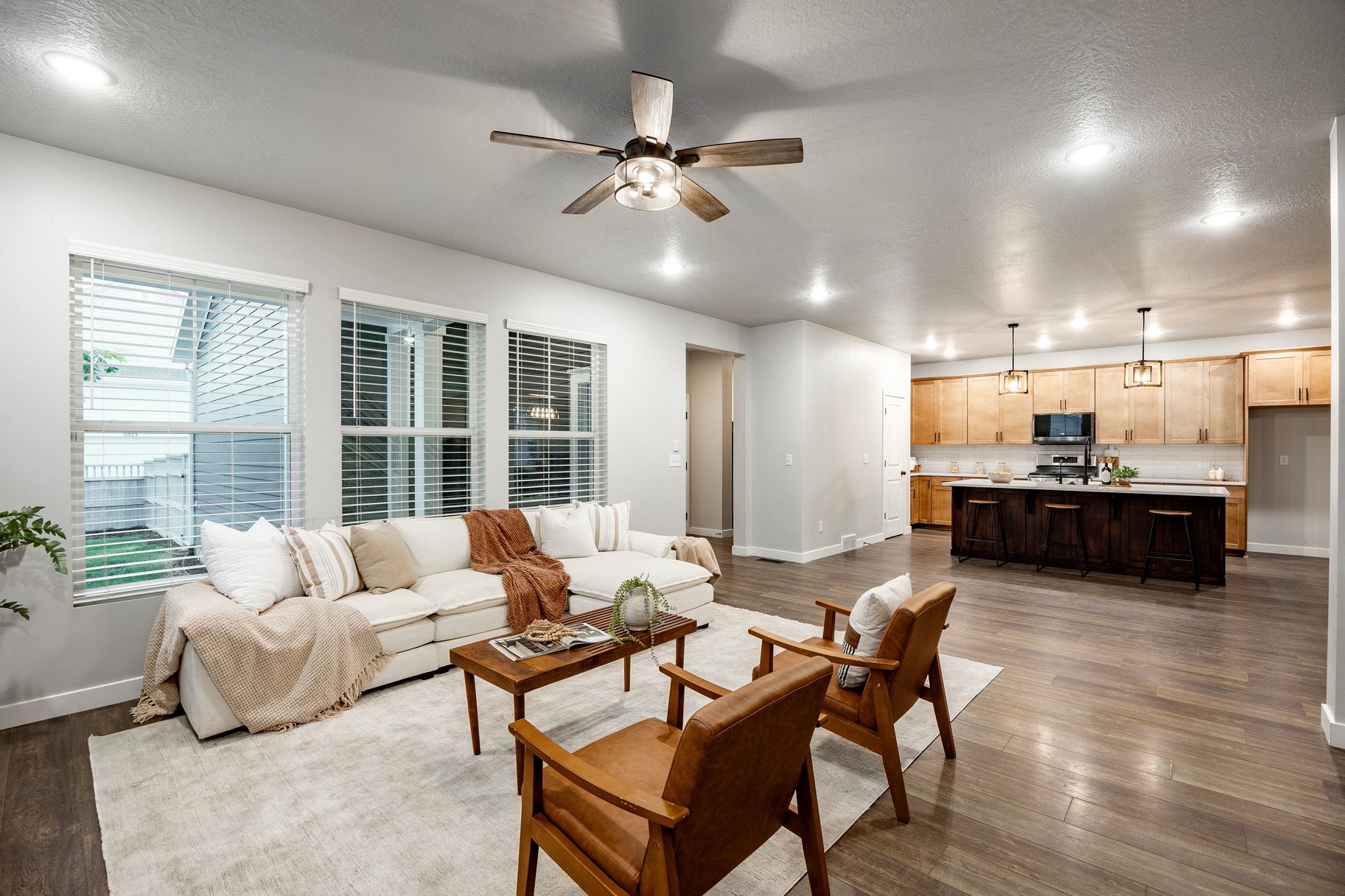  Daybreak Living With A 3-Car Garage - 物件實景