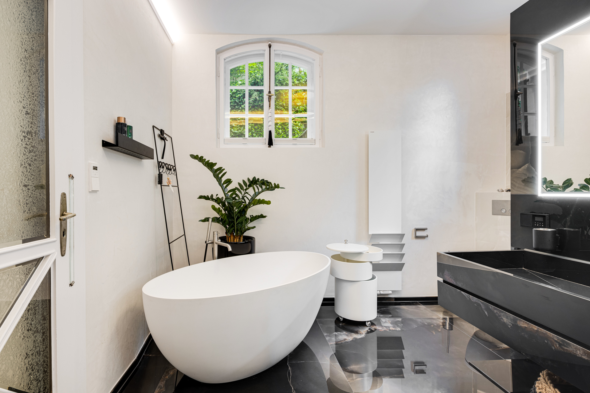  Luxurious apartment in an old building with historic charm and impressive pan... - 物件實景