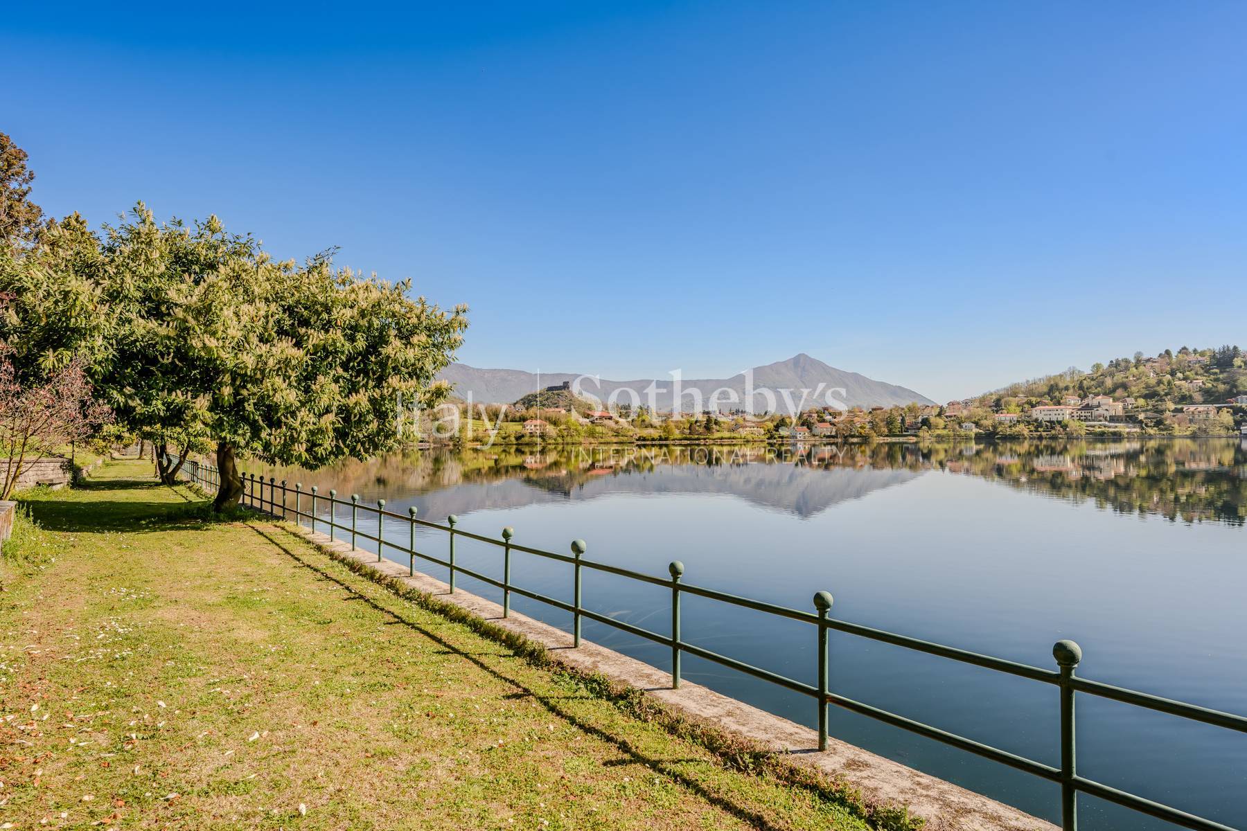  Waterfront villa with private park on Lake Avigliana - 物件實景