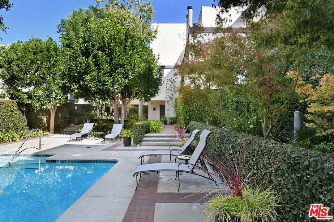 Los Angeles, California, 90049, United States, 2 Bedrooms Bedrooms, ,3 BathroomsBathrooms,Residential,For Sale,1997072