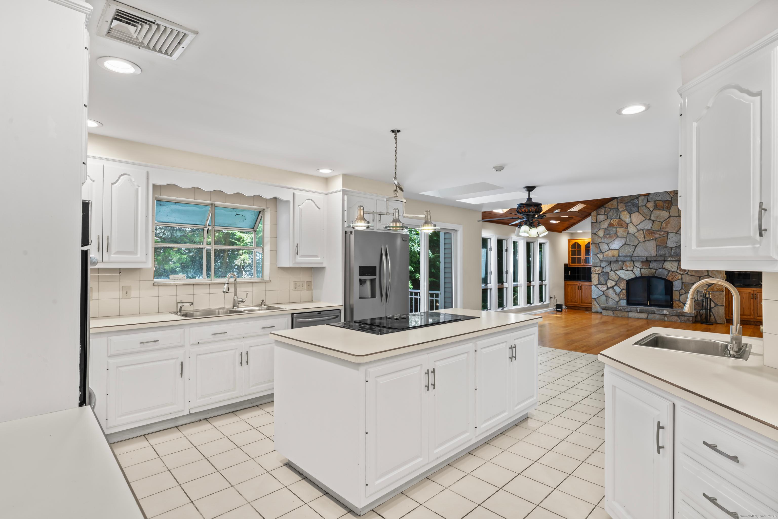 Stamford, Connecticut, 06903, United States, 4 Bedrooms Bedrooms, ,5 BathroomsBathrooms,Residential,For Sale,1923420