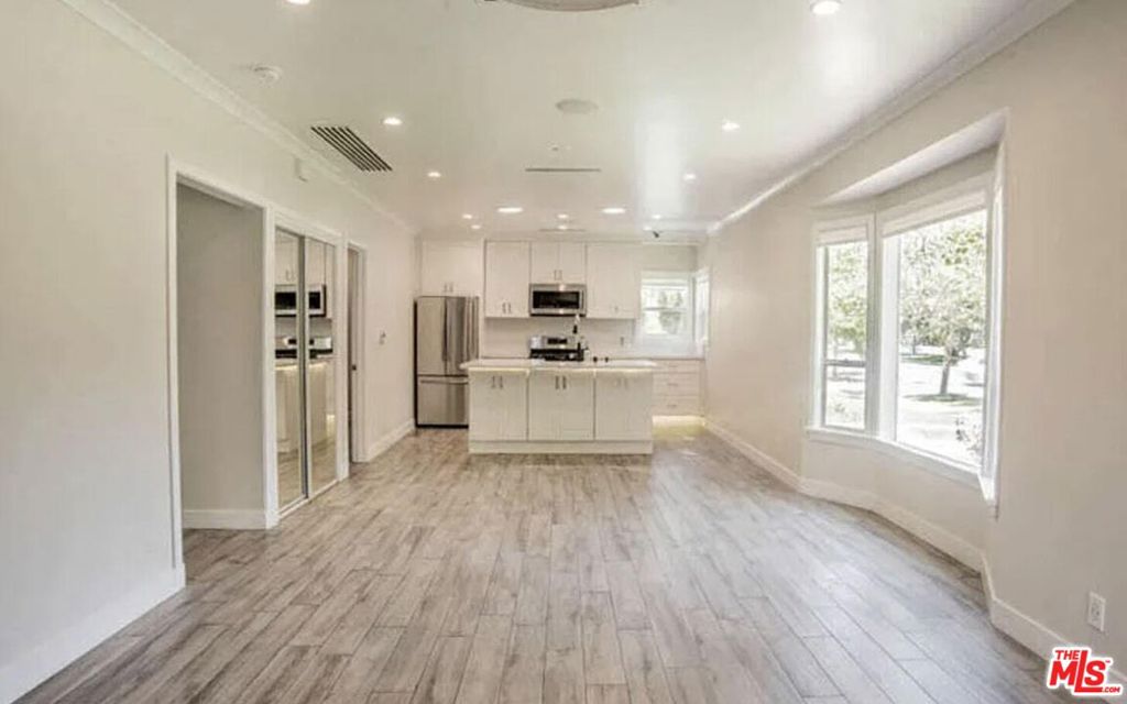 Los Angeles, California, 90048, United States, 3 Bedrooms Bedrooms, ,2 BathroomsBathrooms,Residential,For Sale,1919092