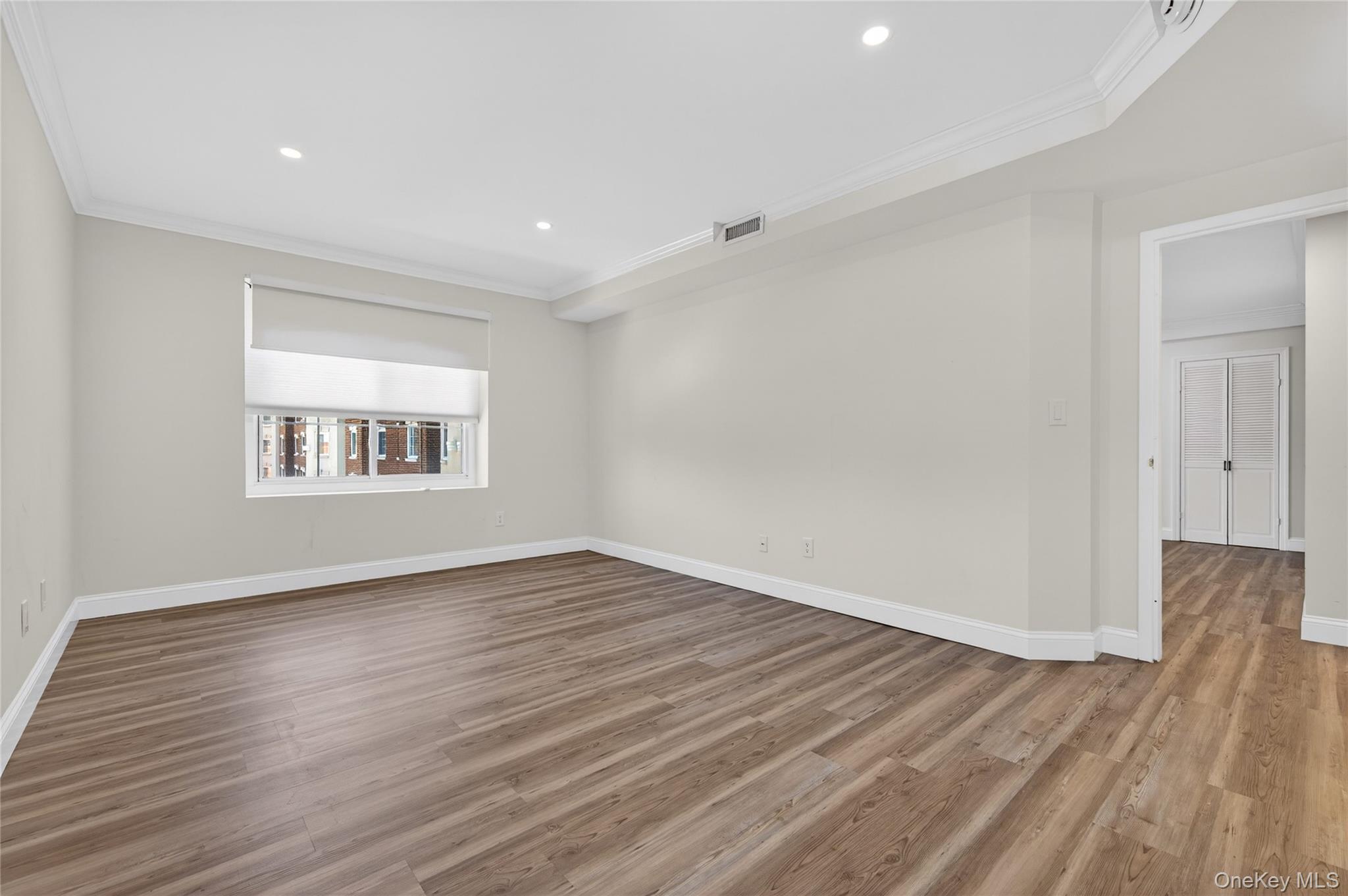  242 Maple Avenue, Westbury, NY, 11590 - 物件實景