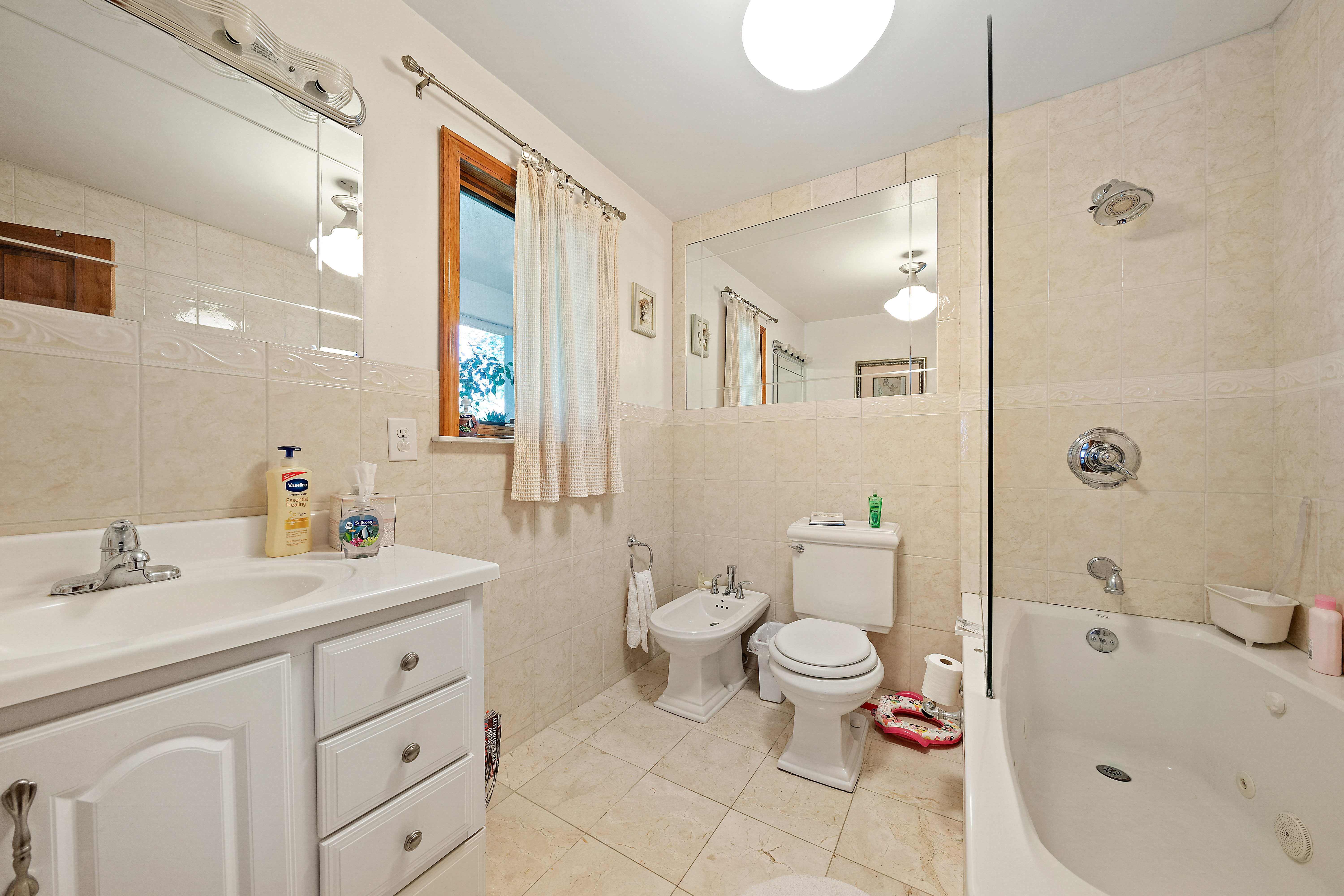 Hull, Massachusetts, 02045, United States, 4 Bedrooms Bedrooms, ,3 BathroomsBathrooms,Residential,For Sale,1870933