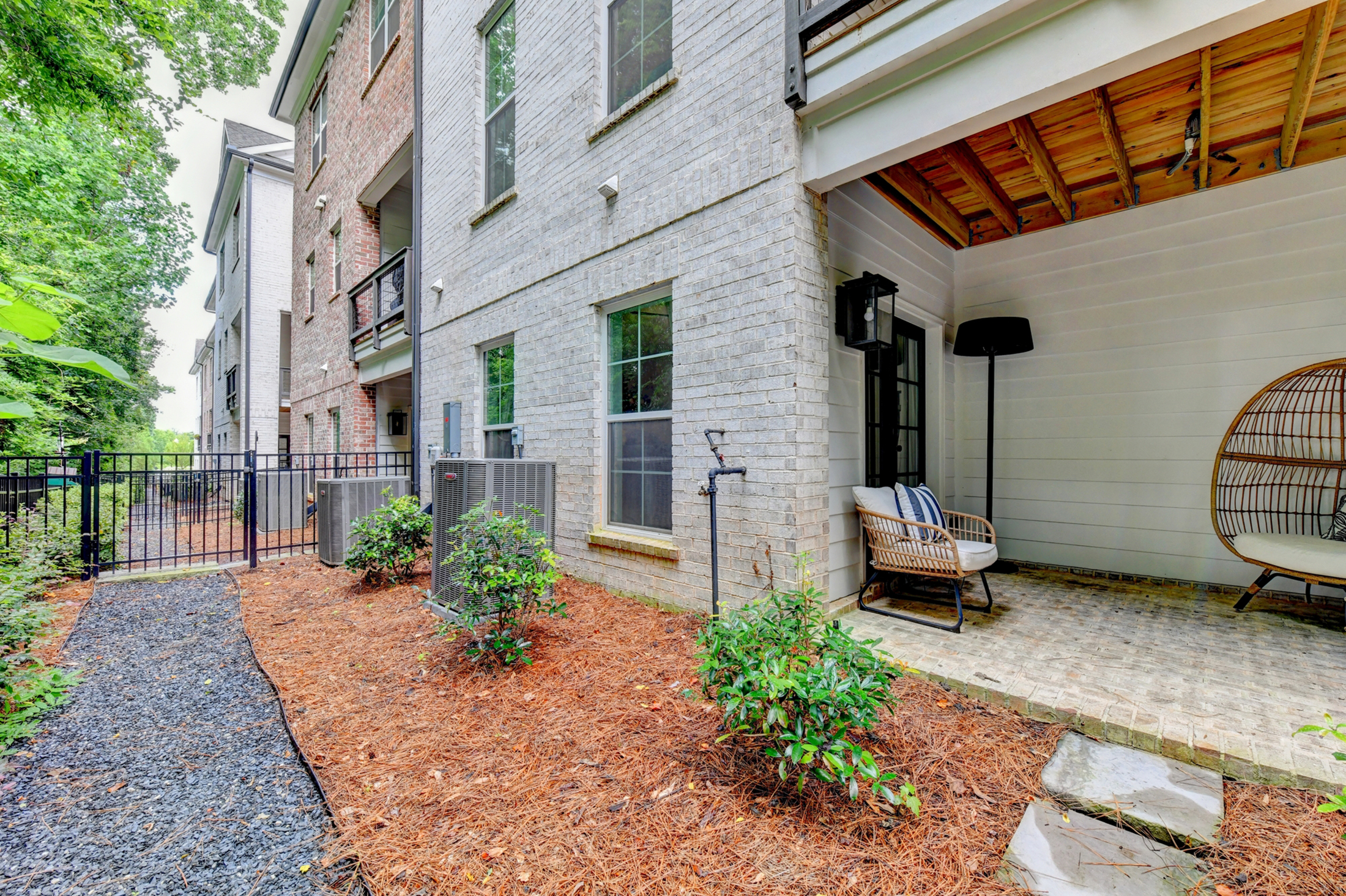  Welcome Home to this Magnificent Three-Story Townhome - 物件實景