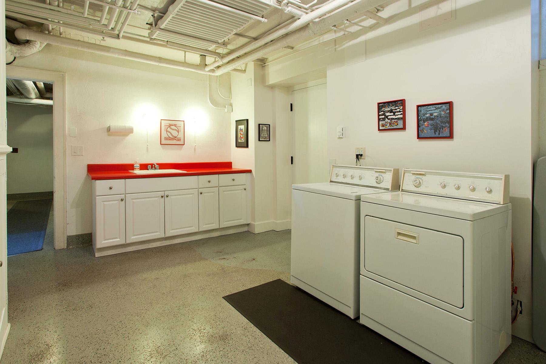 Minneapolis, Minnesota, 55403, United States, 3 Bedrooms Bedrooms, ,2 BathroomsBathrooms,Residential,For Sale,1714237