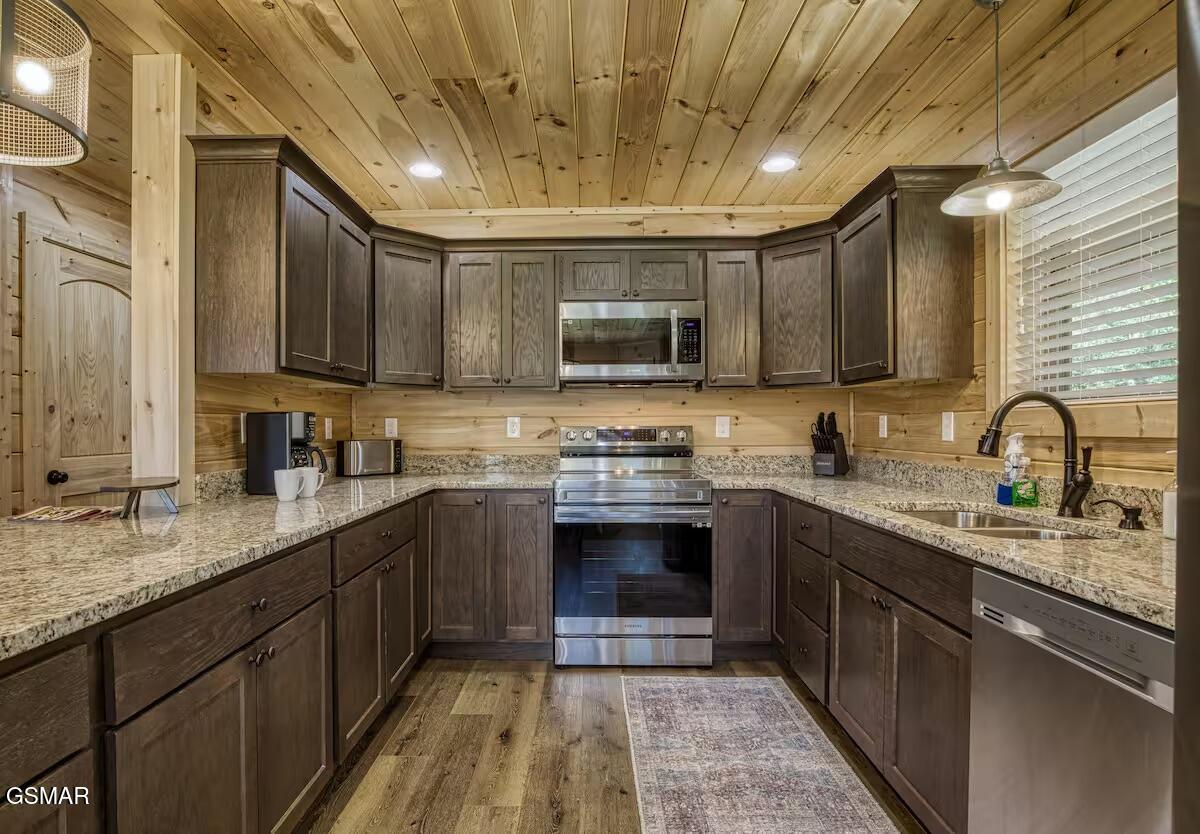 Sevierville, Tennessee, 37862, United States, 3 Bedrooms Bedrooms, ,4 BathroomsBathrooms,Residential,For Sale,1976735