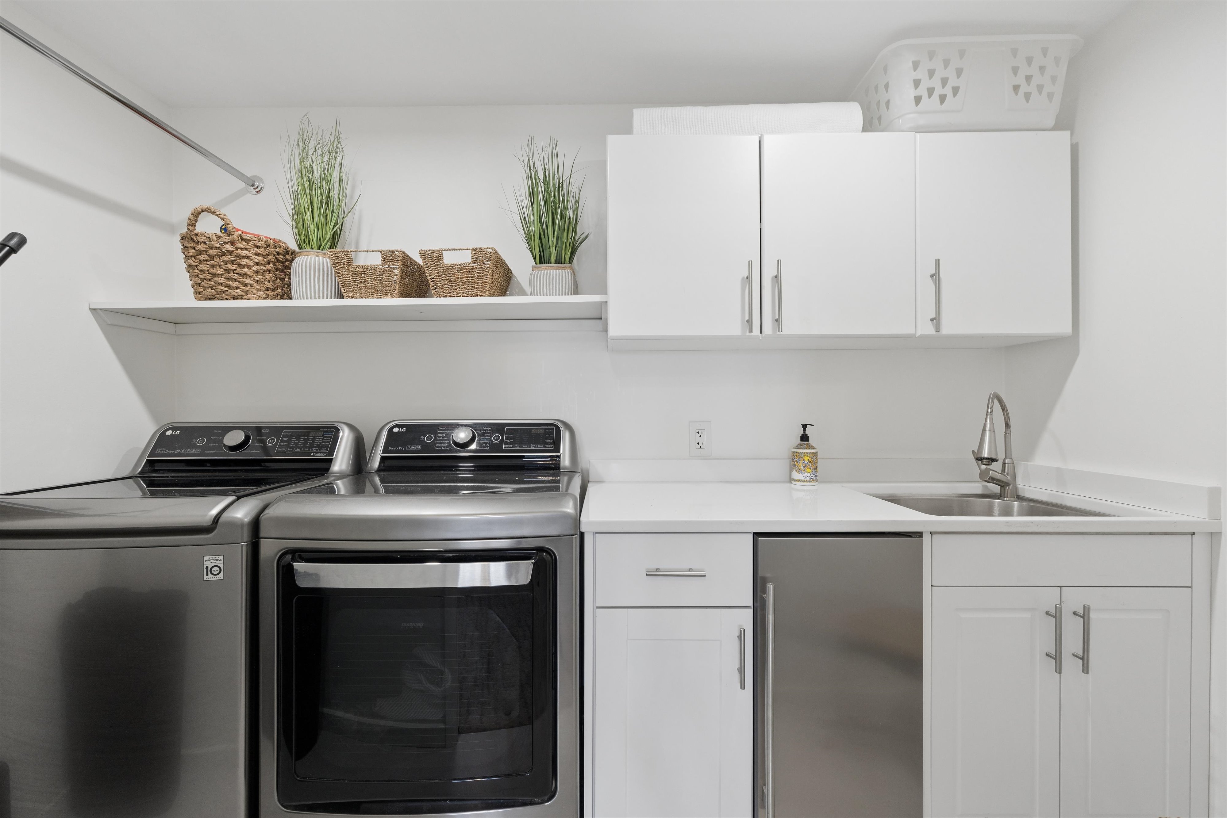  A Rare Offering: Five Bedrooms & Four Bathrooms Thoughtfully Designed Townhome - 物件實景