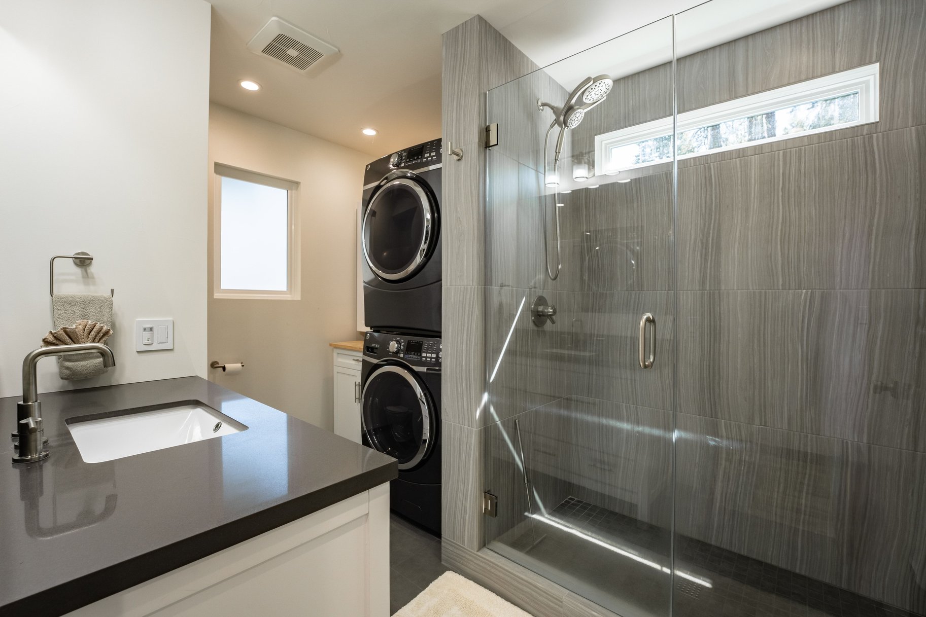  Loved and Cared For West Shore Home with Large Detached Garage and ADU Potential - 物件實景