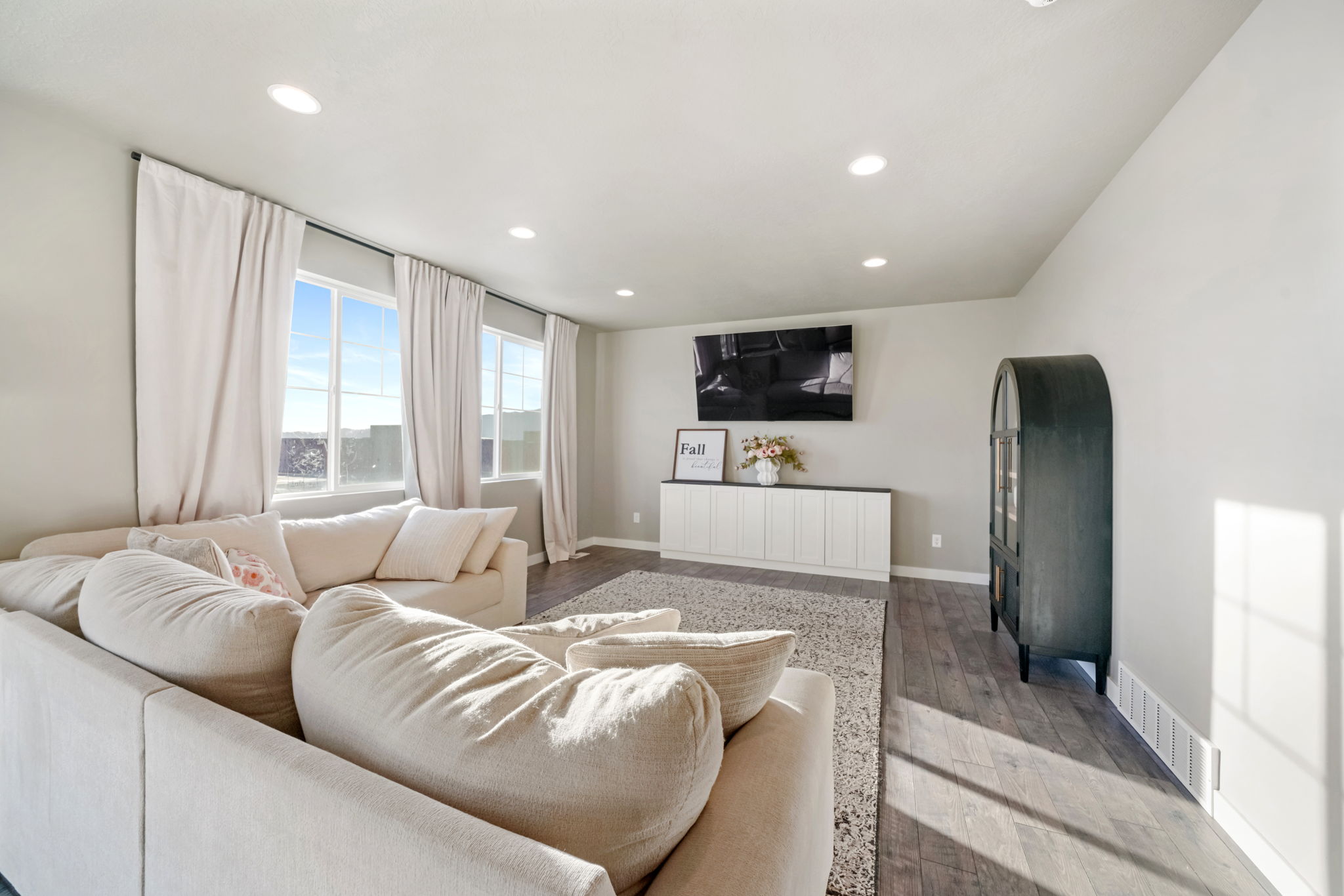 Eagle Mountain, Utah, 84005, United States, 3 Bedrooms Bedrooms, ,3 BathroomsBathrooms,Residential,For Sale,1993826