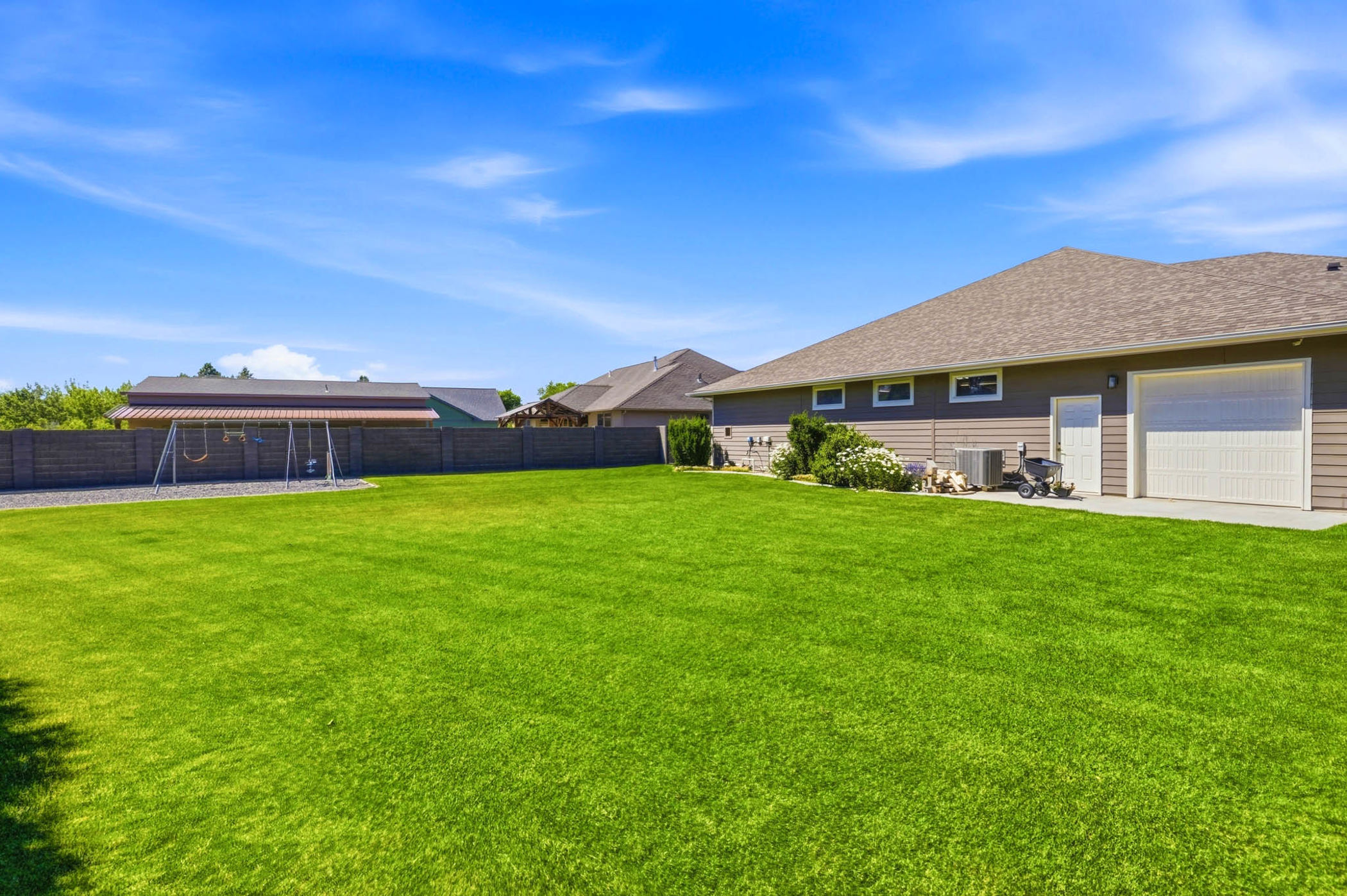  1.41 Acres, Attached Shop/ Workshop Room for Pool - 物件實景