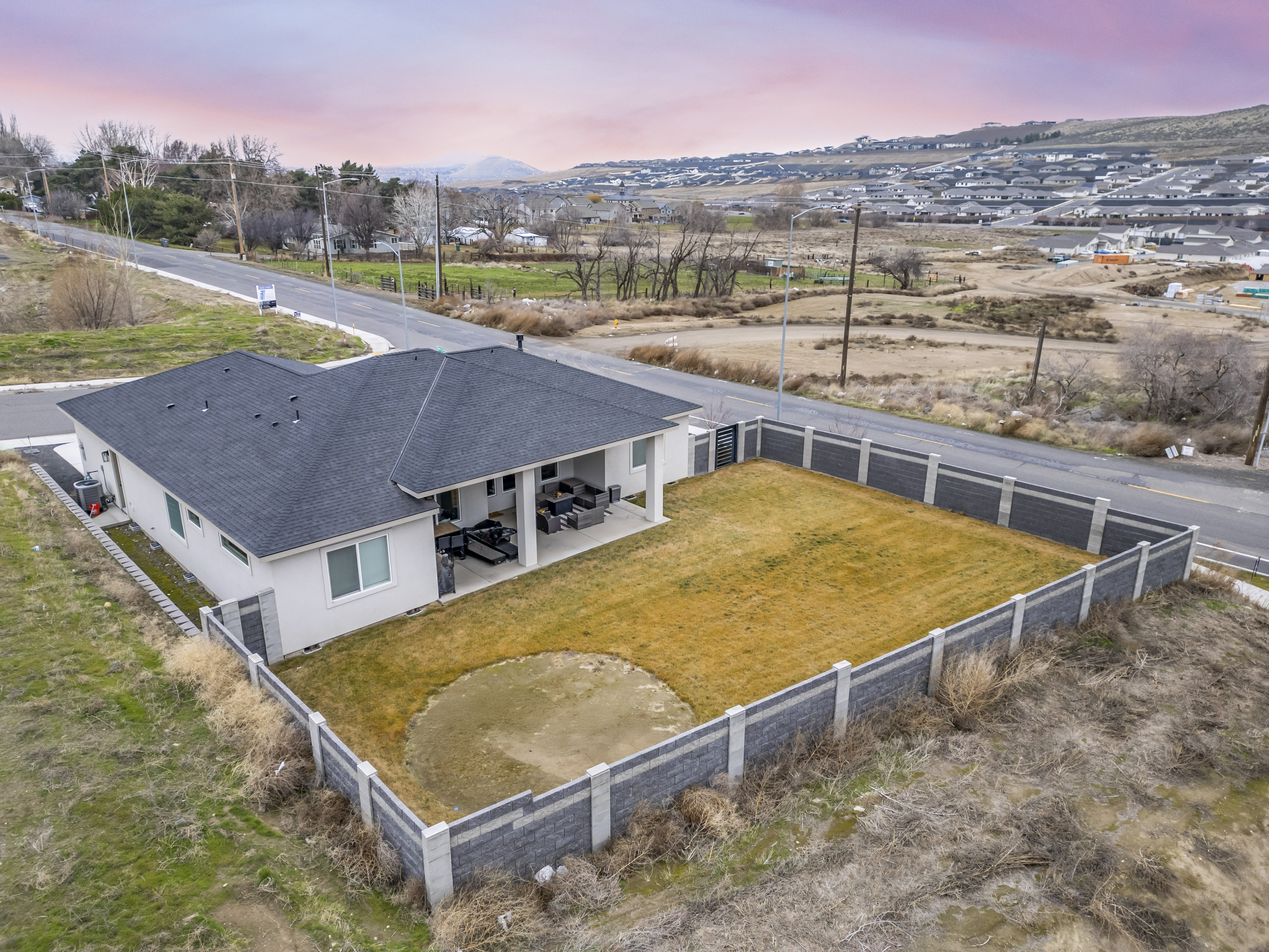 Kennewick, Washington, 99338, United States, 4 Bedrooms Bedrooms, ,3 BathroomsBathrooms,Residential,For Sale,2044303