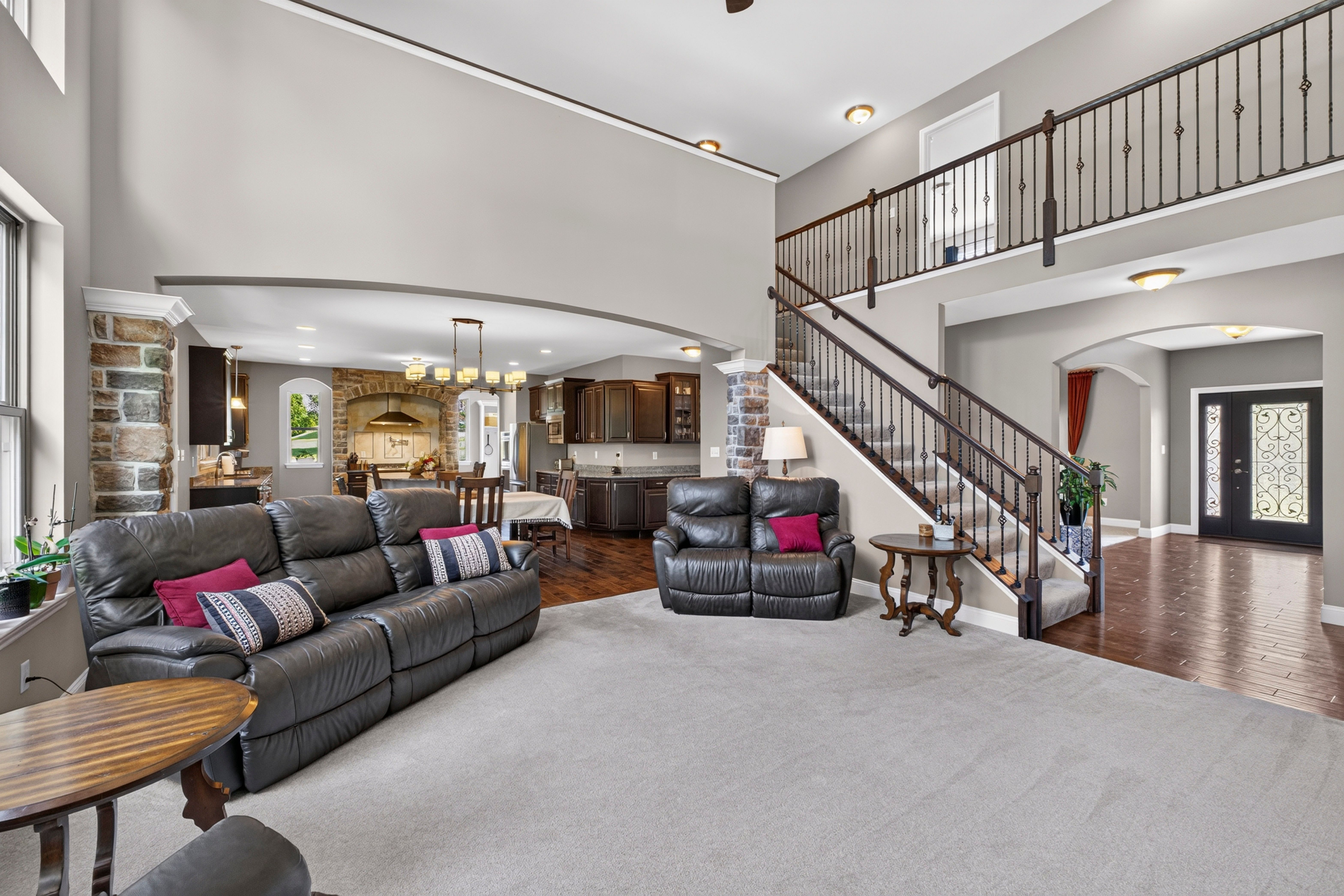  Located on 1.24 acre corner lot backing to mature trees. - 物件實景