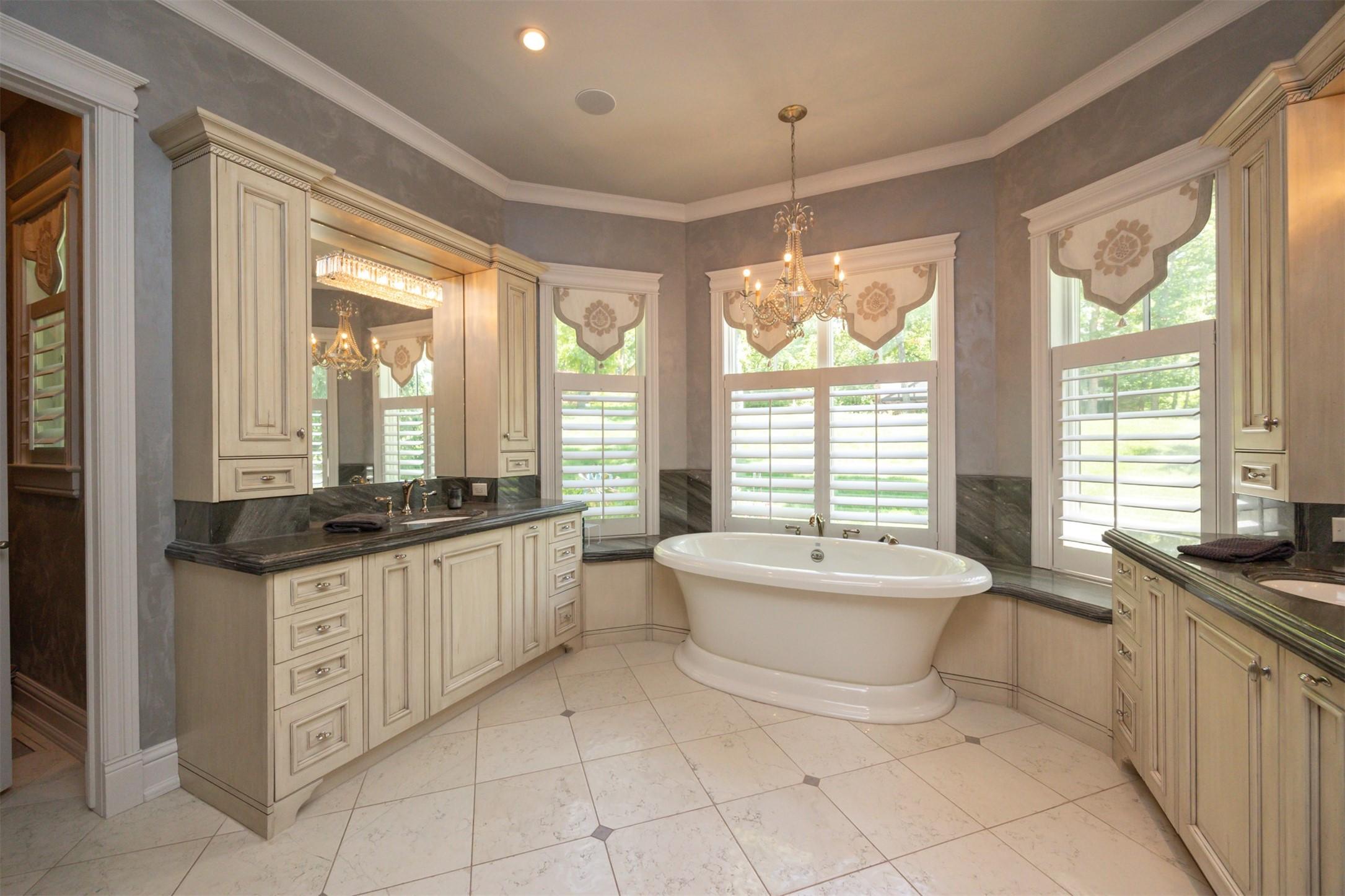 Urbandale, Iowa, 50323, United States, 4 Bedrooms Bedrooms, ,6 BathroomsBathrooms,Residential,For Sale,1980001