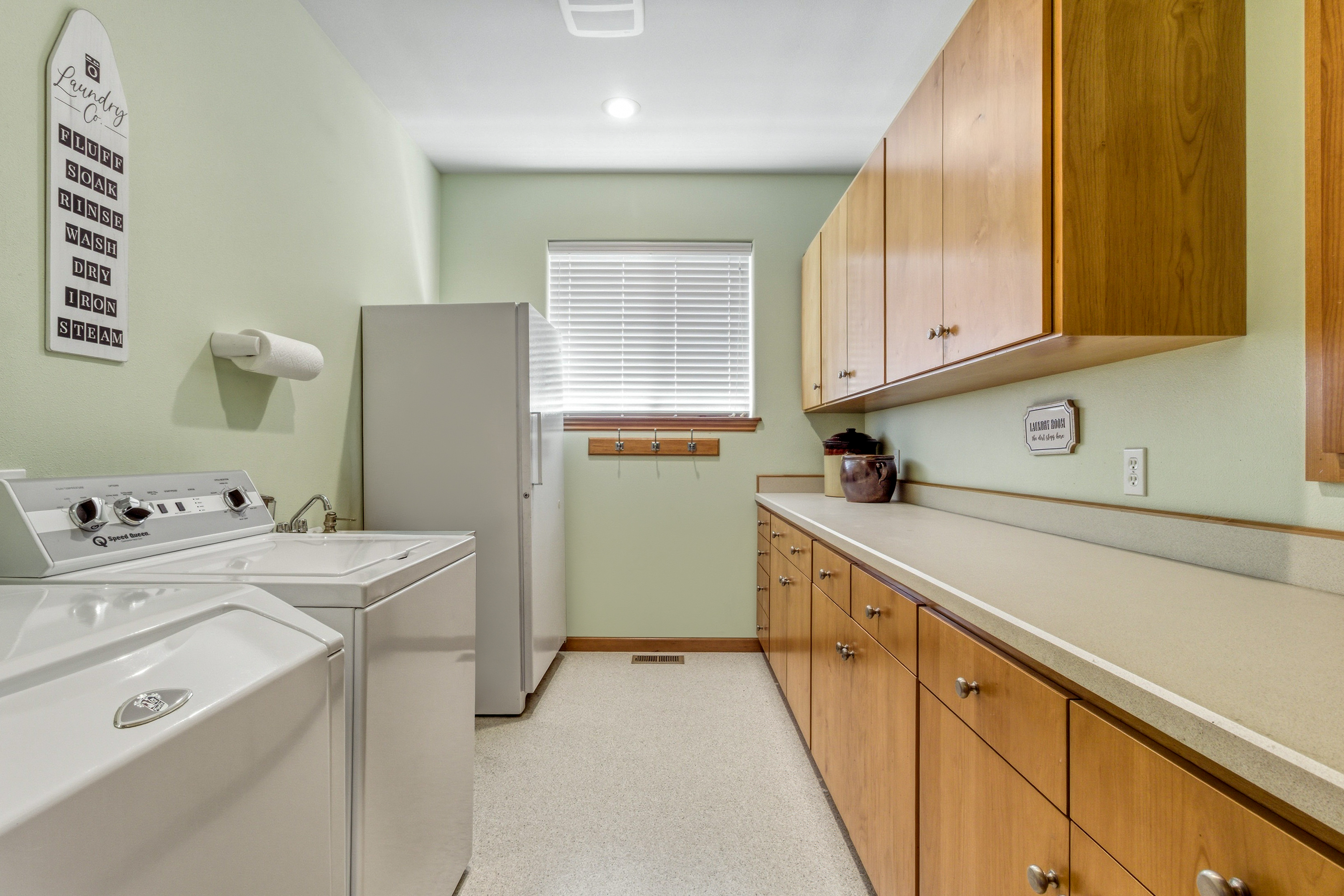  One Level Home in Desirable Neighborhood, Oversized Lot - 物件實景
