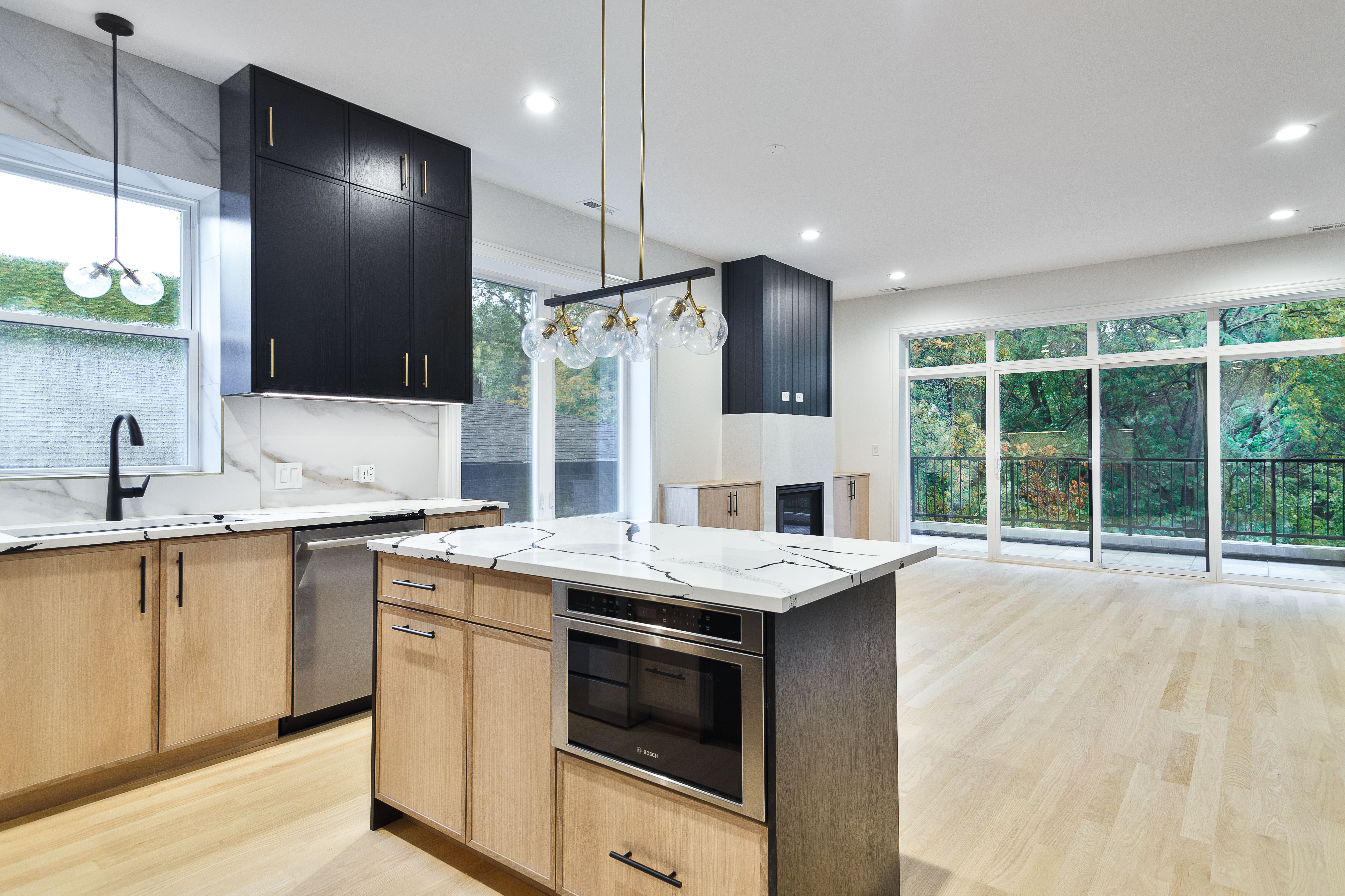  Experience Elevated Living in this Sun-filled Second-floor Simplex - 物件實景