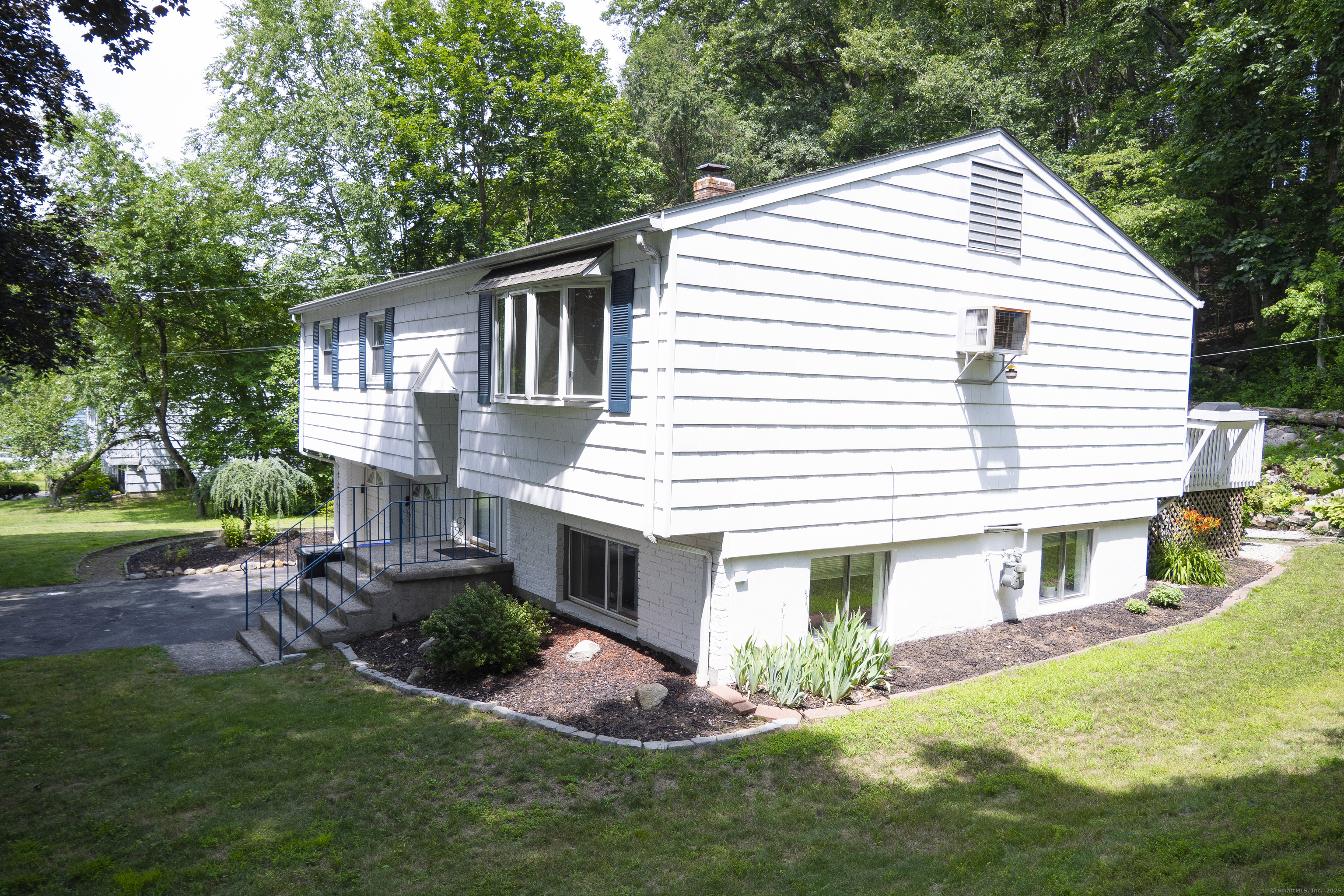 Trumbull, Connecticut, 06611, United States, 3 Bedrooms Bedrooms, ,3 BathroomsBathrooms,Residential,For Sale,1937031