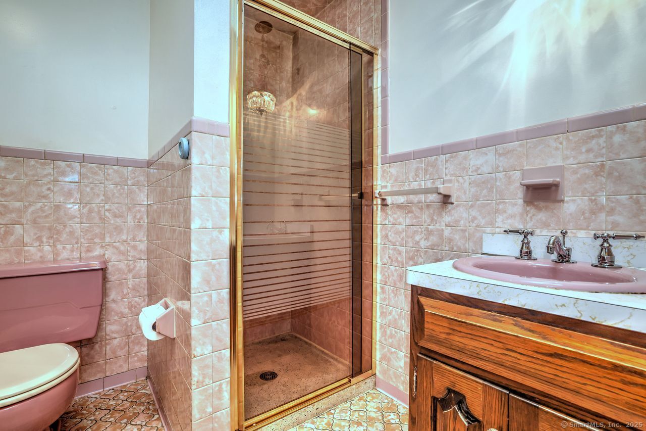 Trumbull, Connecticut, 06611, United States, 3 Bedrooms Bedrooms, ,2 BathroomsBathrooms,Residential,For Sale,1988138