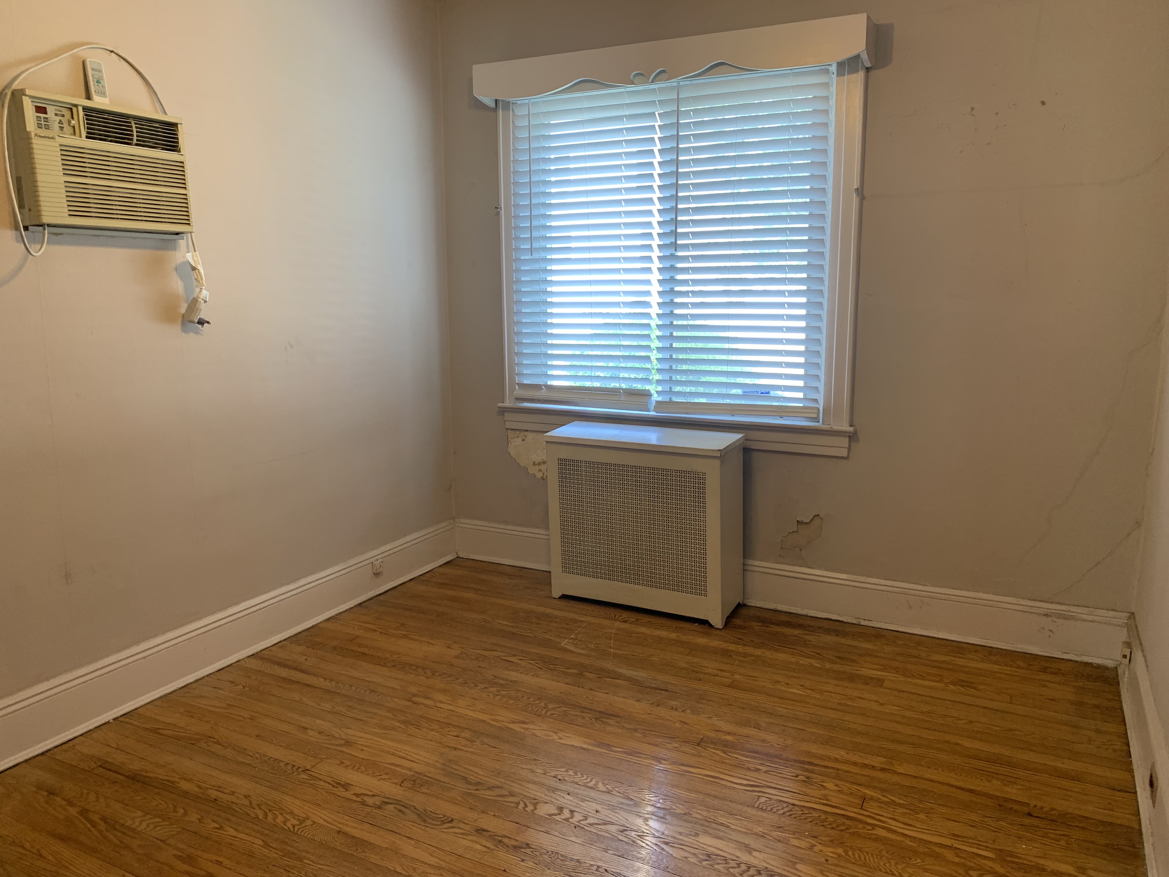 Elmont, New York, 11003, United States, 3 Bedrooms Bedrooms, ,1 BathroomBathrooms,Residential,For Sale,1976204