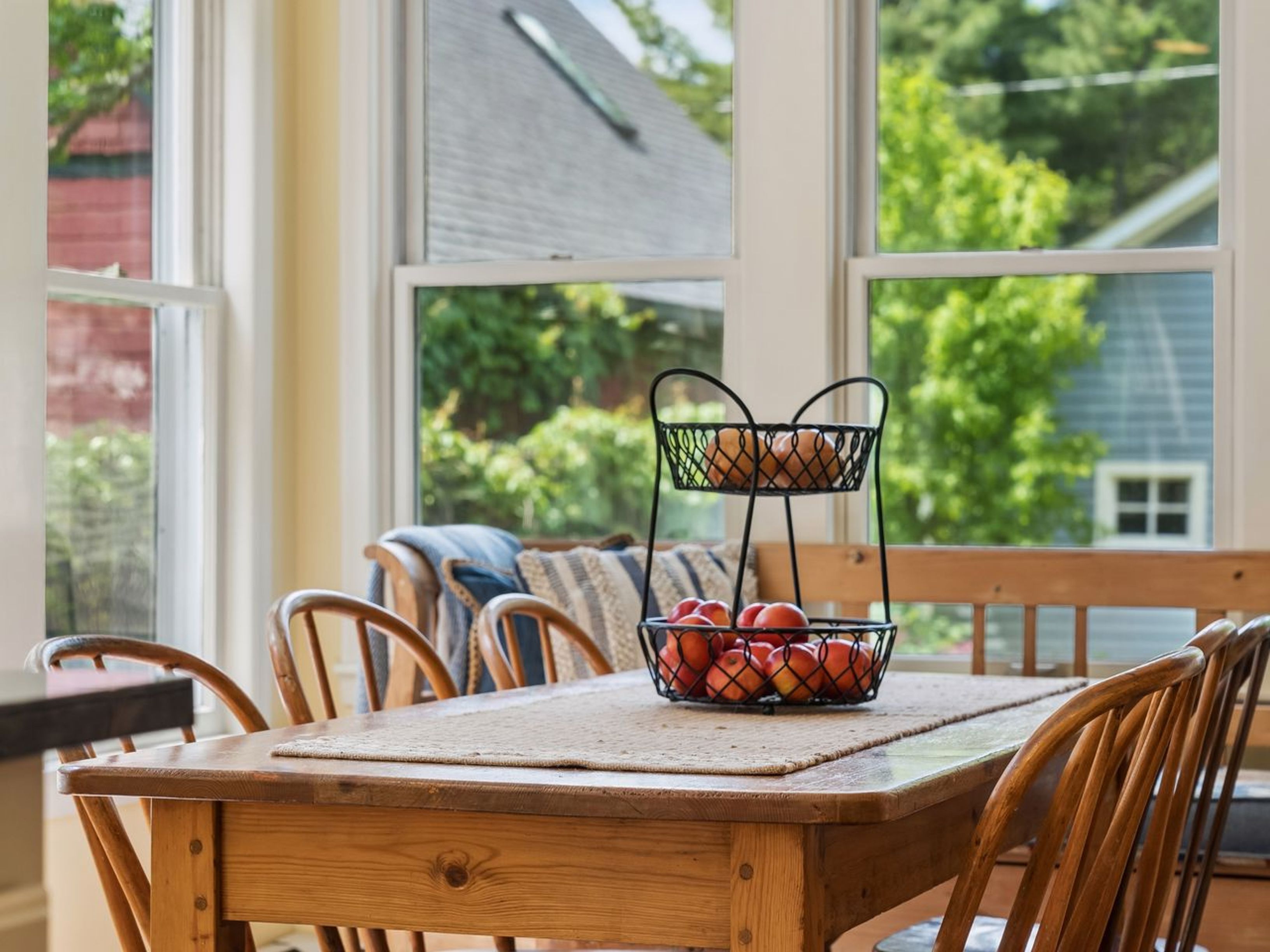  Historic Lakeside Retreat with Sunrooms and Timeless Charm - 物件實景